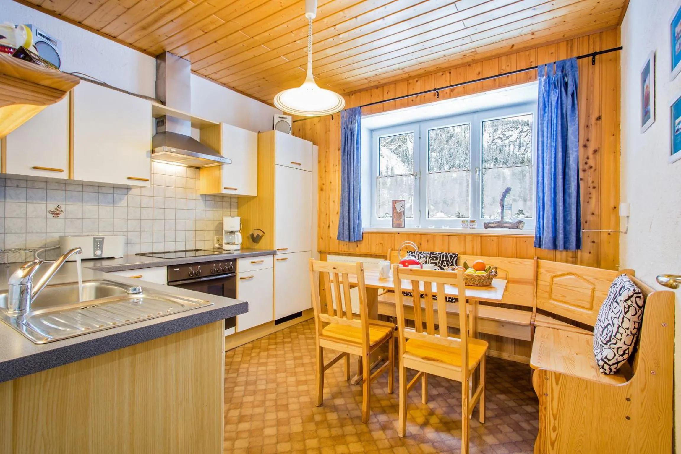 Kitchen or kitchenette in Alpengasthof Paletti