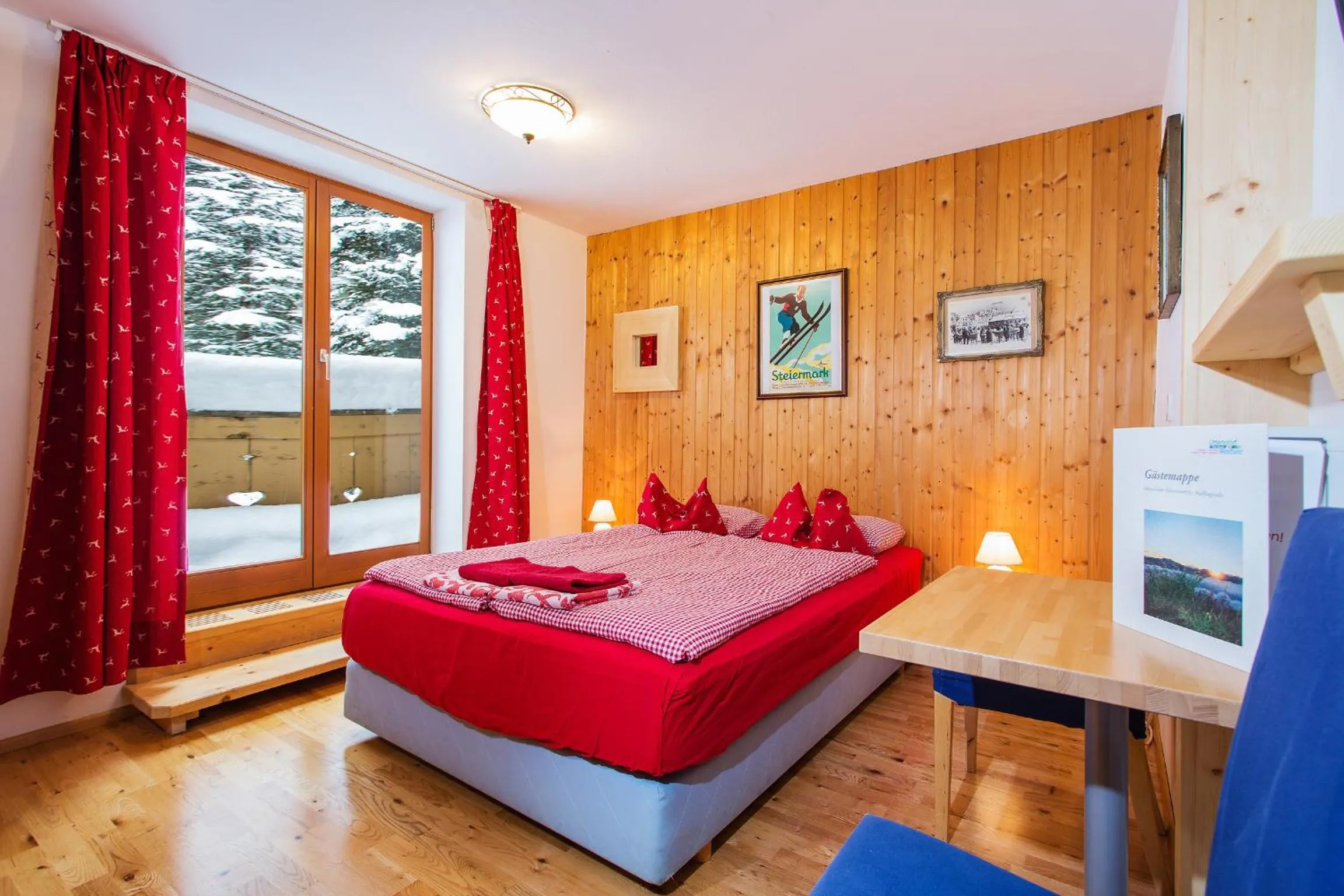 Photo of the whole room, Bed in Alpengasthof Paletti