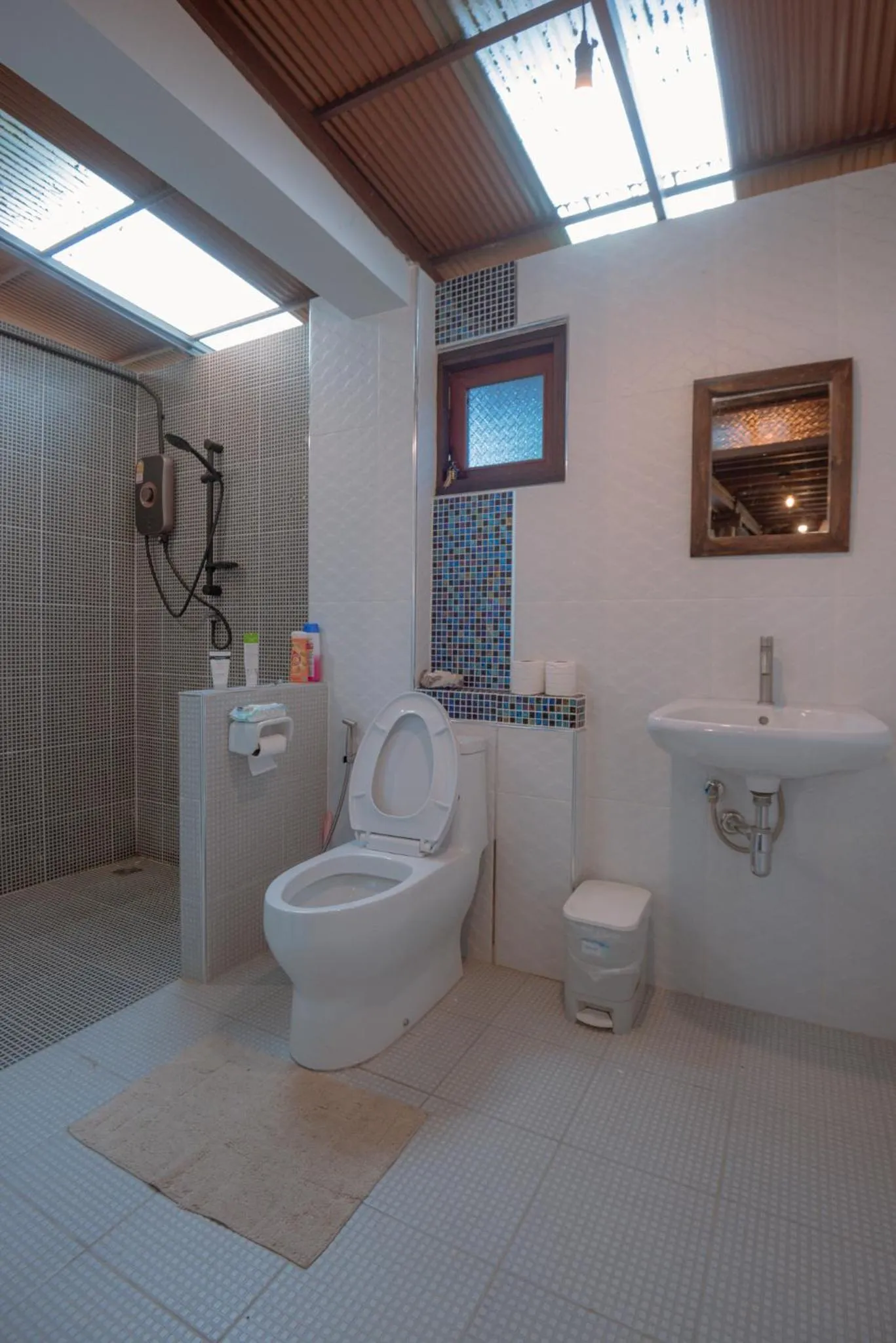 Toilet in Lanna Localstay