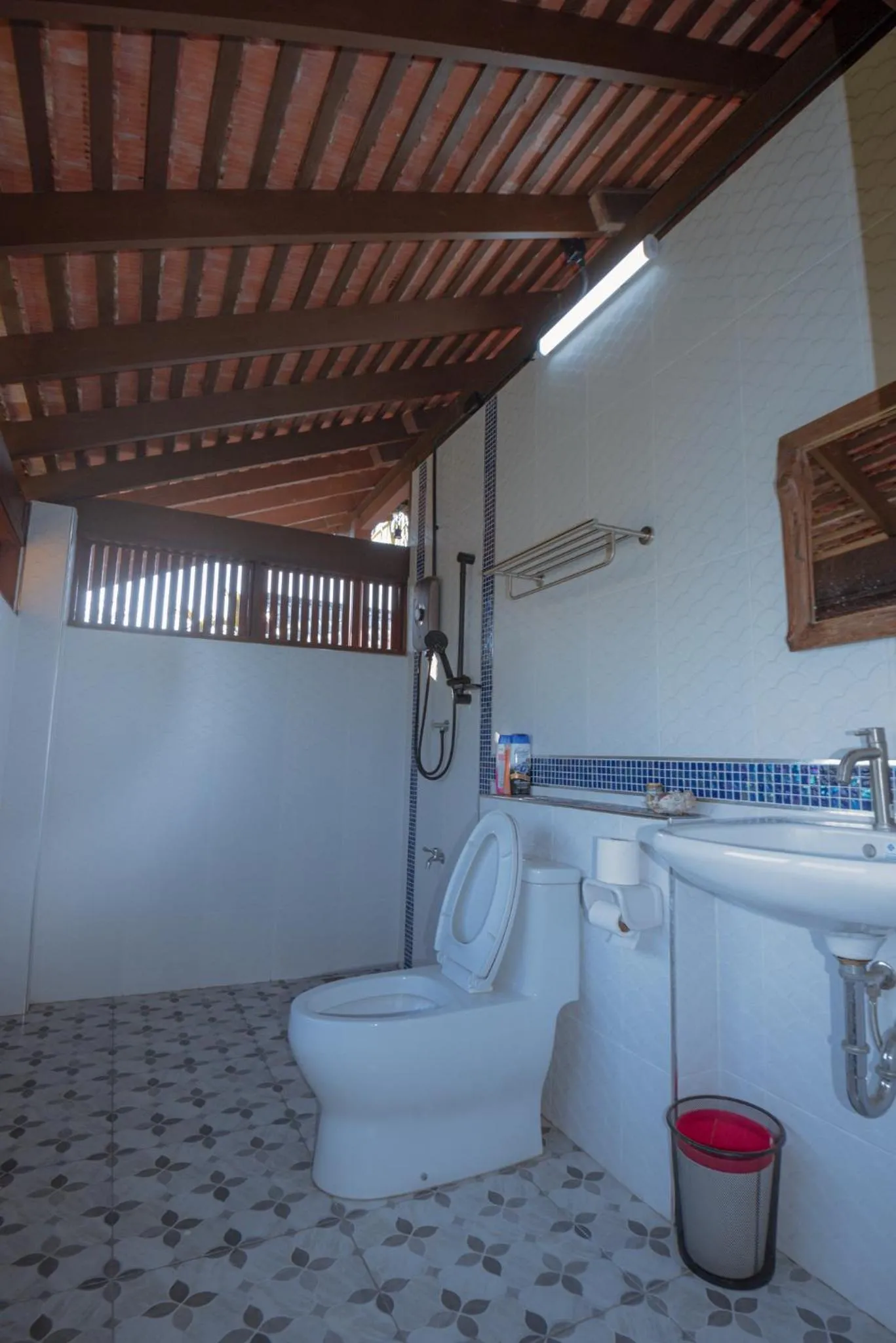 Toilet in Lanna Localstay
