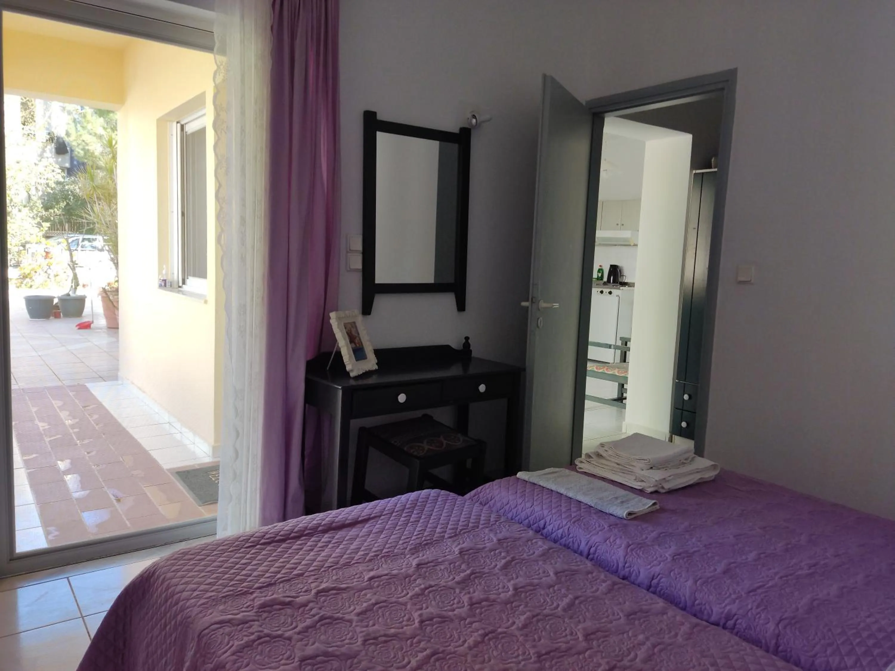 Bedroom, Bed in Zinovia