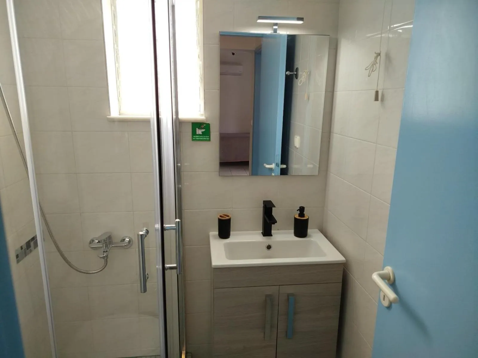 Bathroom in Zinovia