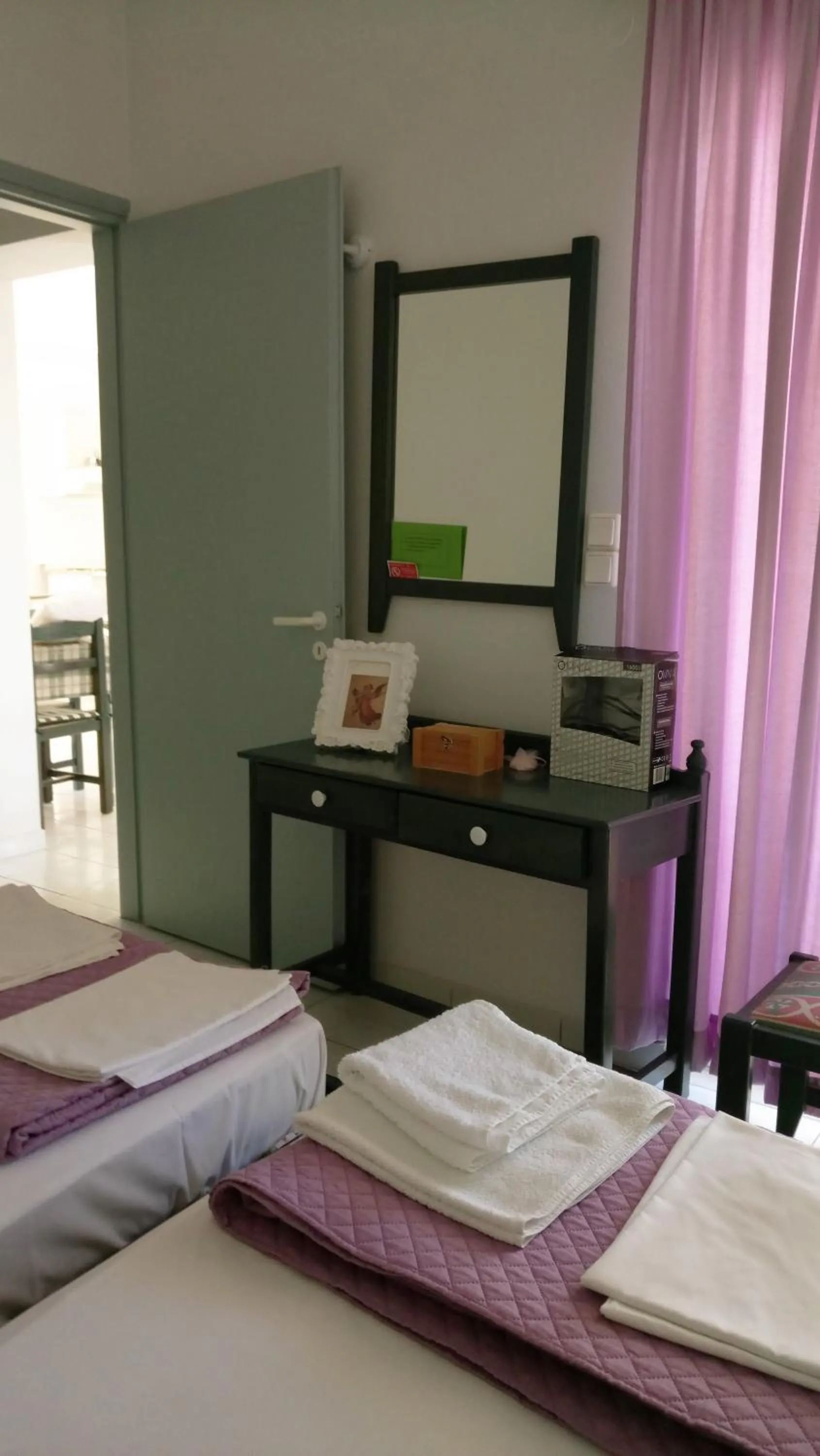 Photo of the whole room, Bed in Zinovia