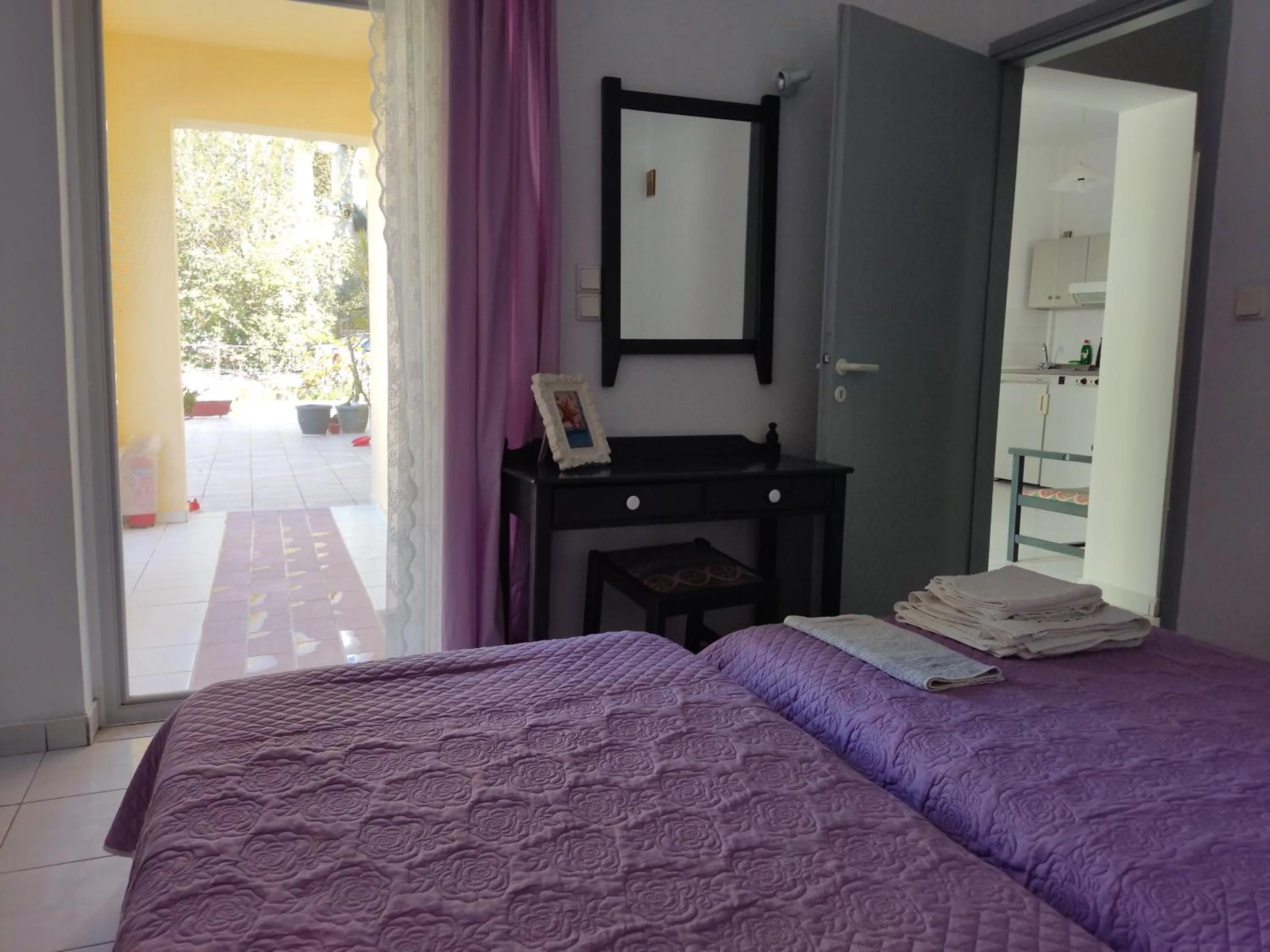 Bedroom, Bed in Zinovia