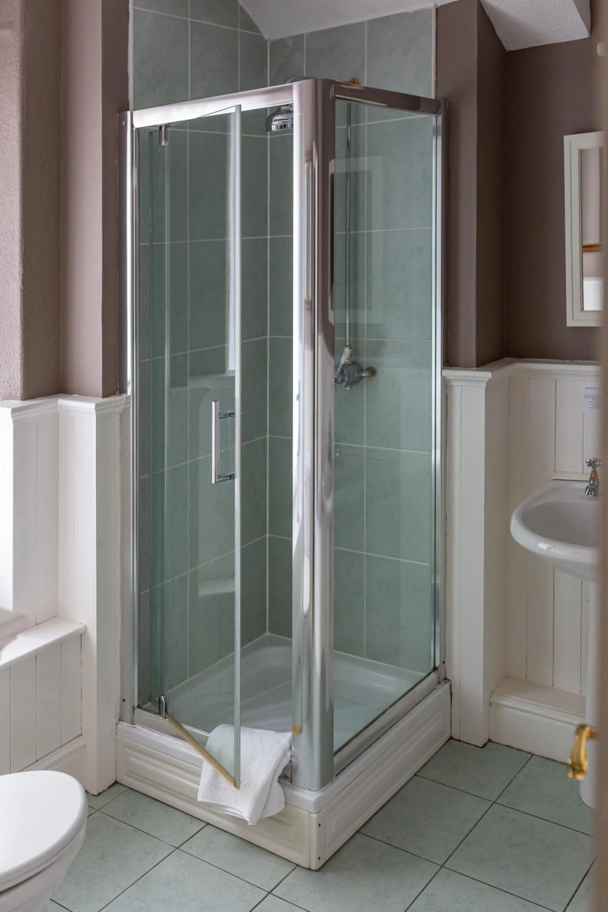 Shower in Plas Maenan