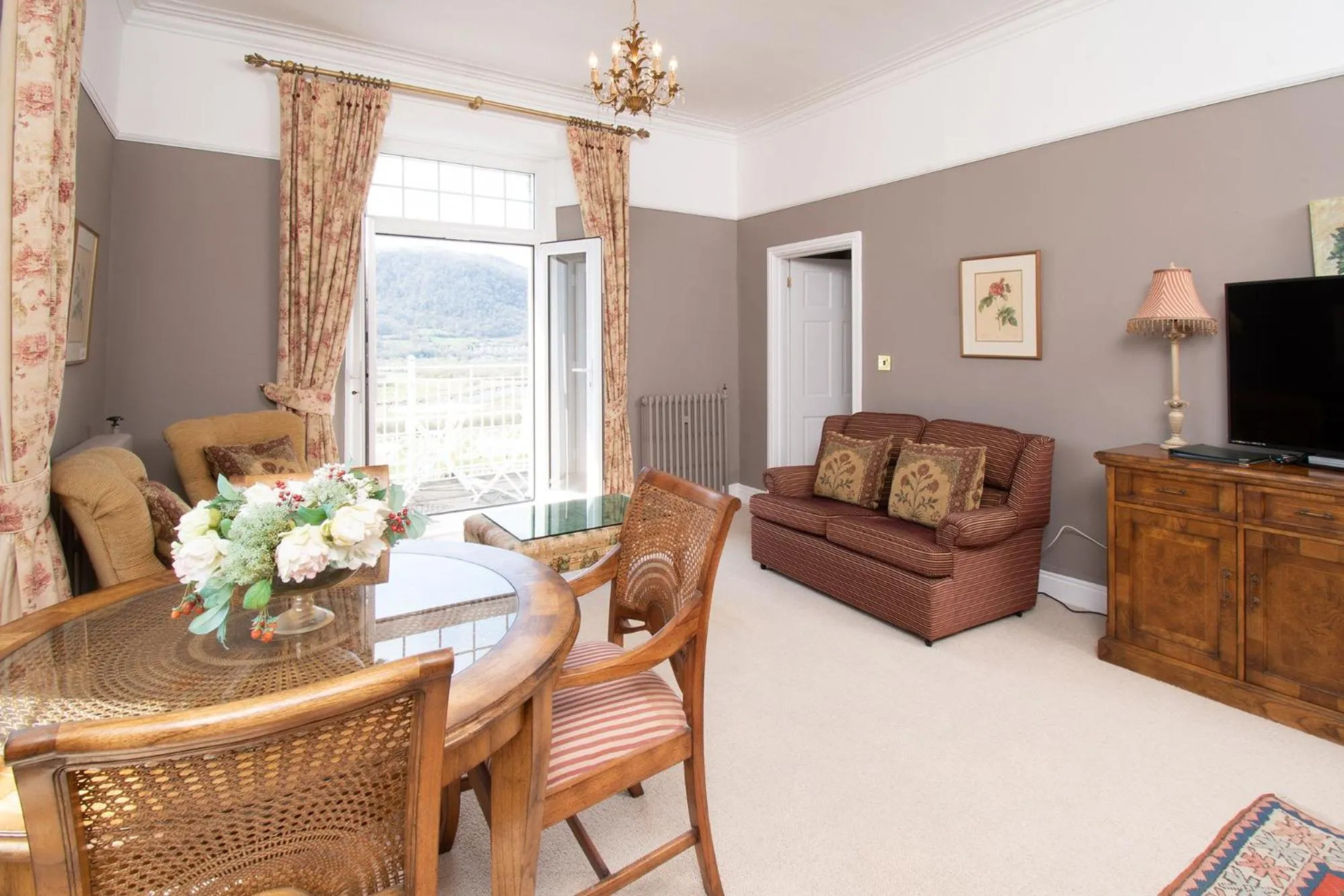 Photo of the whole room in Plas Maenan