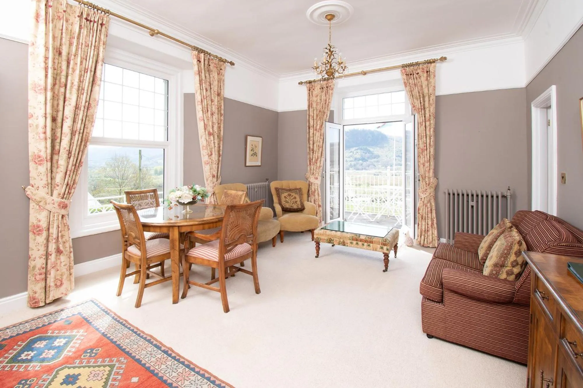 Photo of the whole room in Plas Maenan