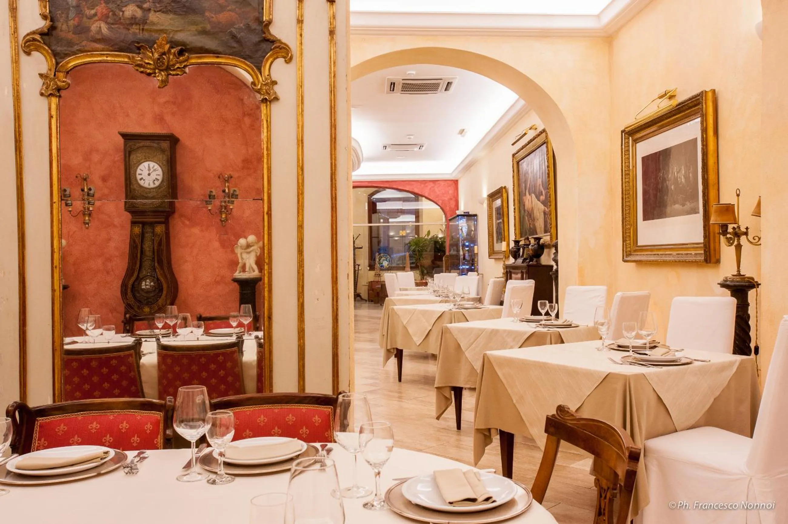 Restaurant/places to eat in Hotel Flora