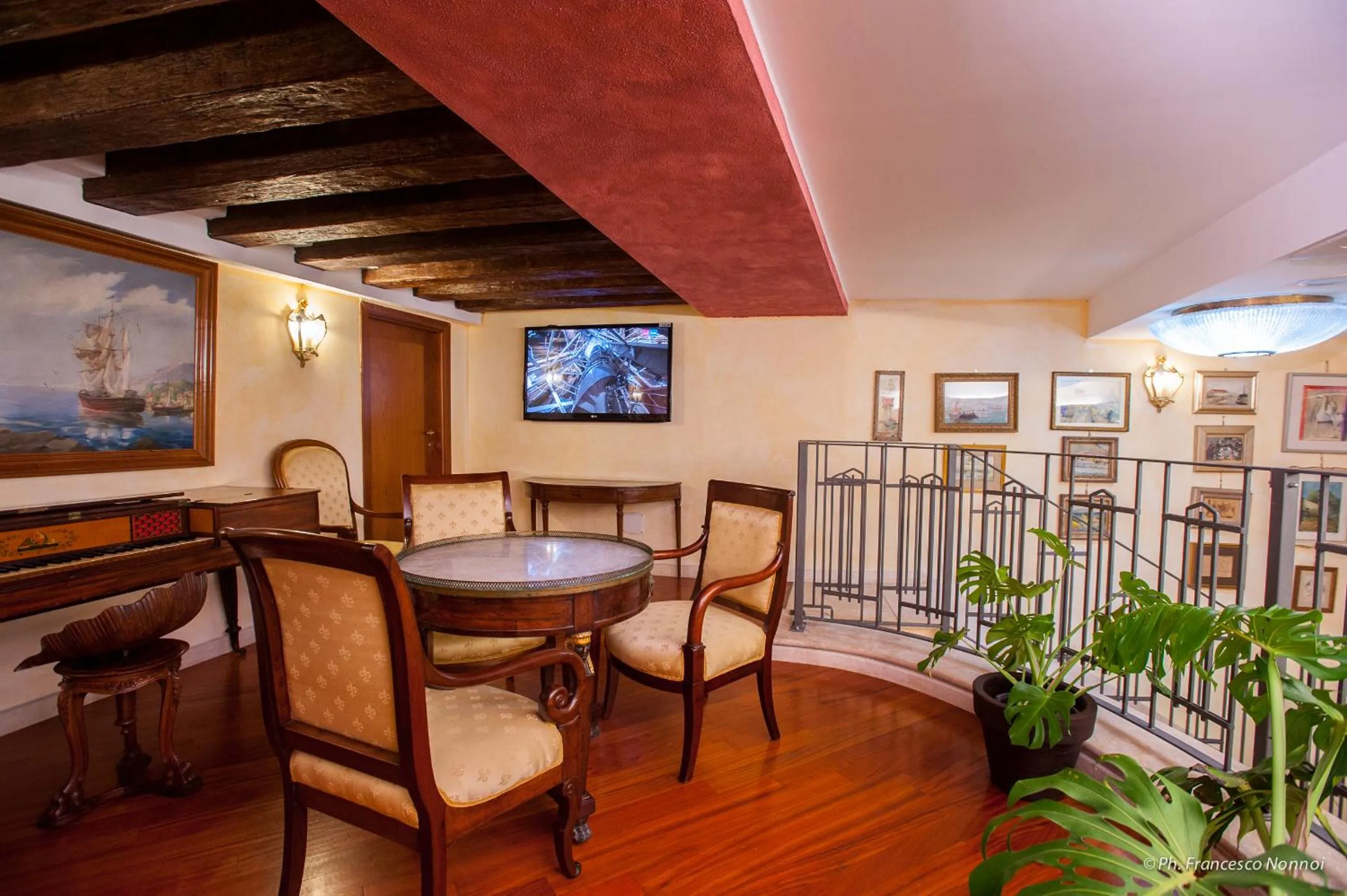 Communal lounge/ TV room in Hotel Flora