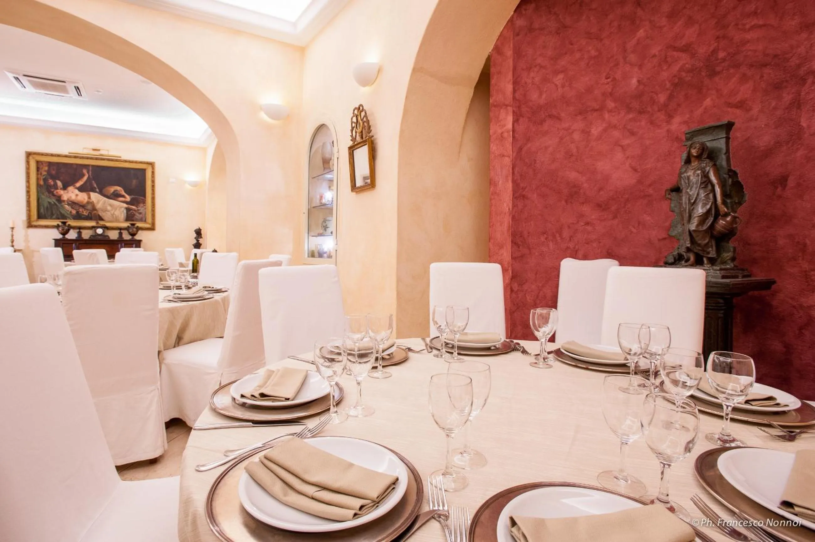 Restaurant/places to eat in Hotel Flora