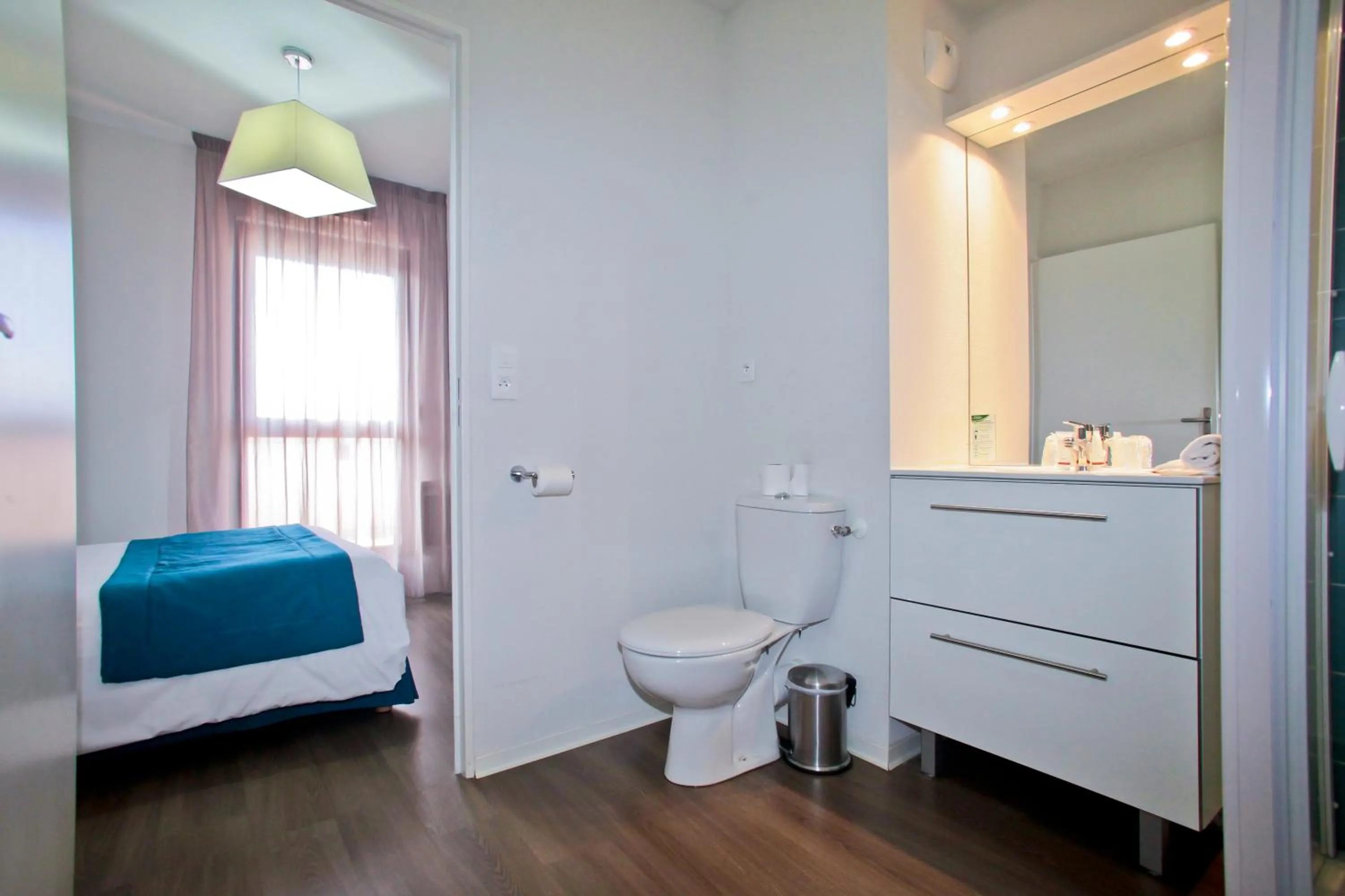 Bathroom, Bed in Appart Hotel Odalys City Tours Le Jardin des Lettres