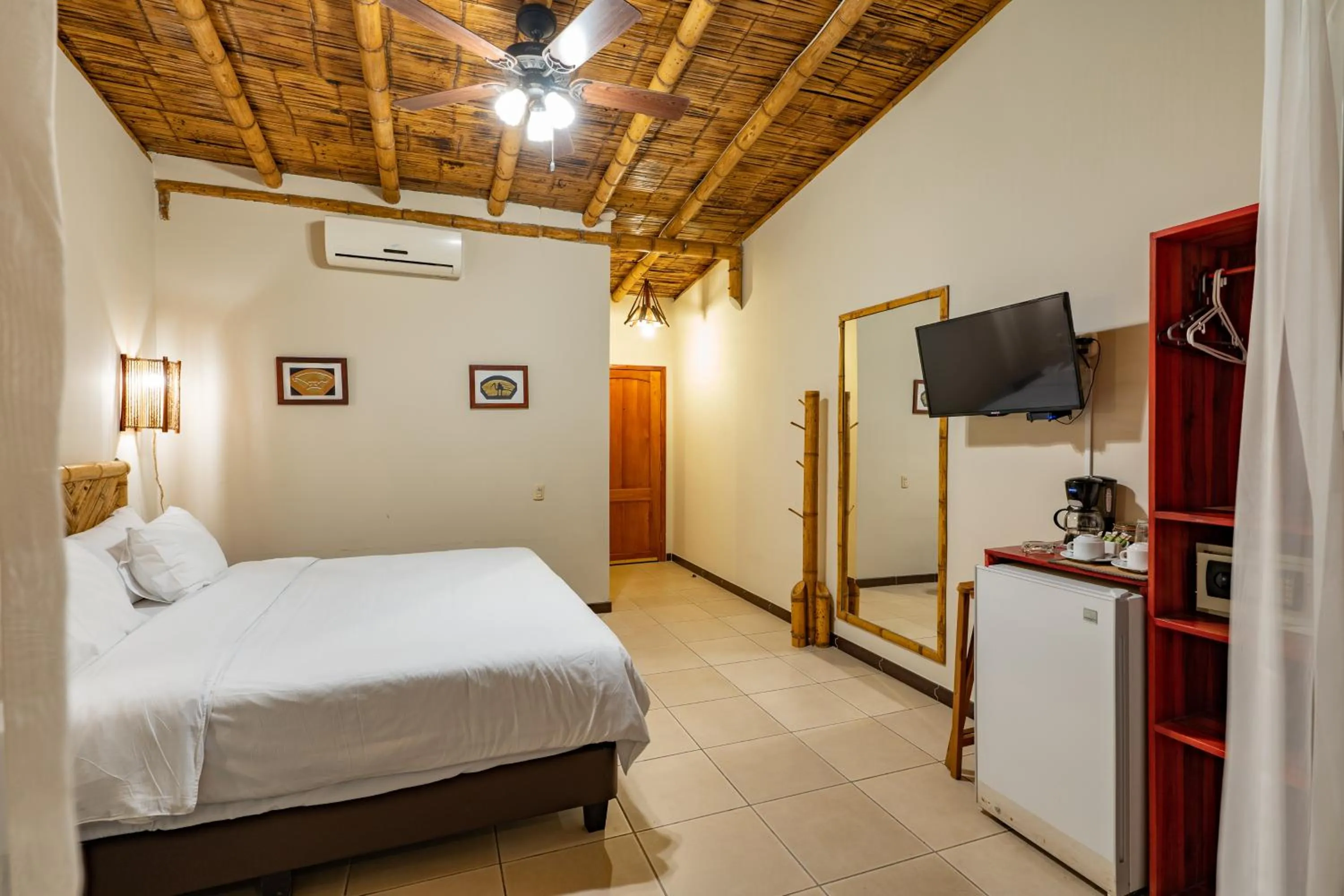 Communal lounge/ TV room in Nativa Bambu Ecolodge