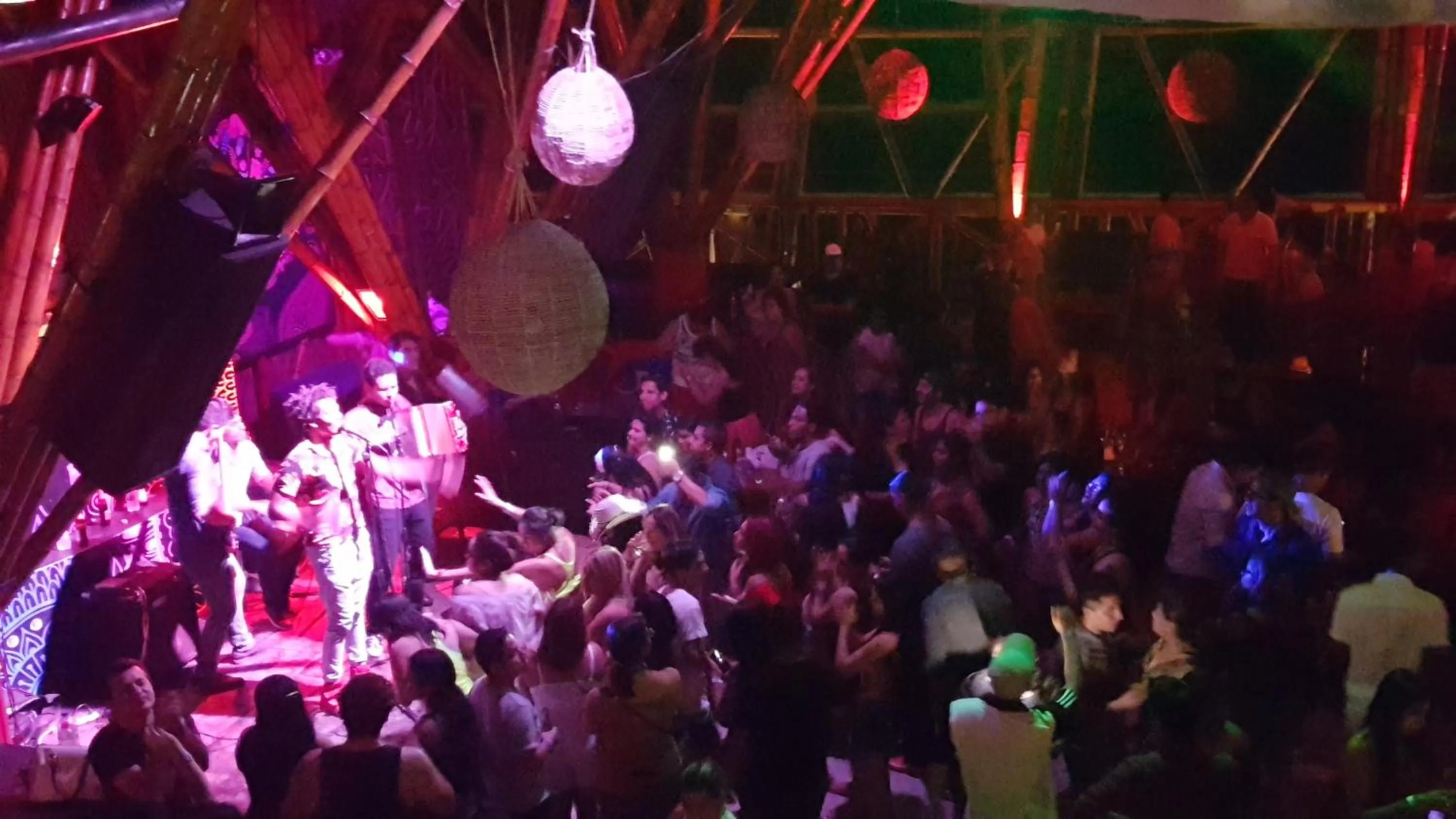 People in Nativa Bambu Ecolodge