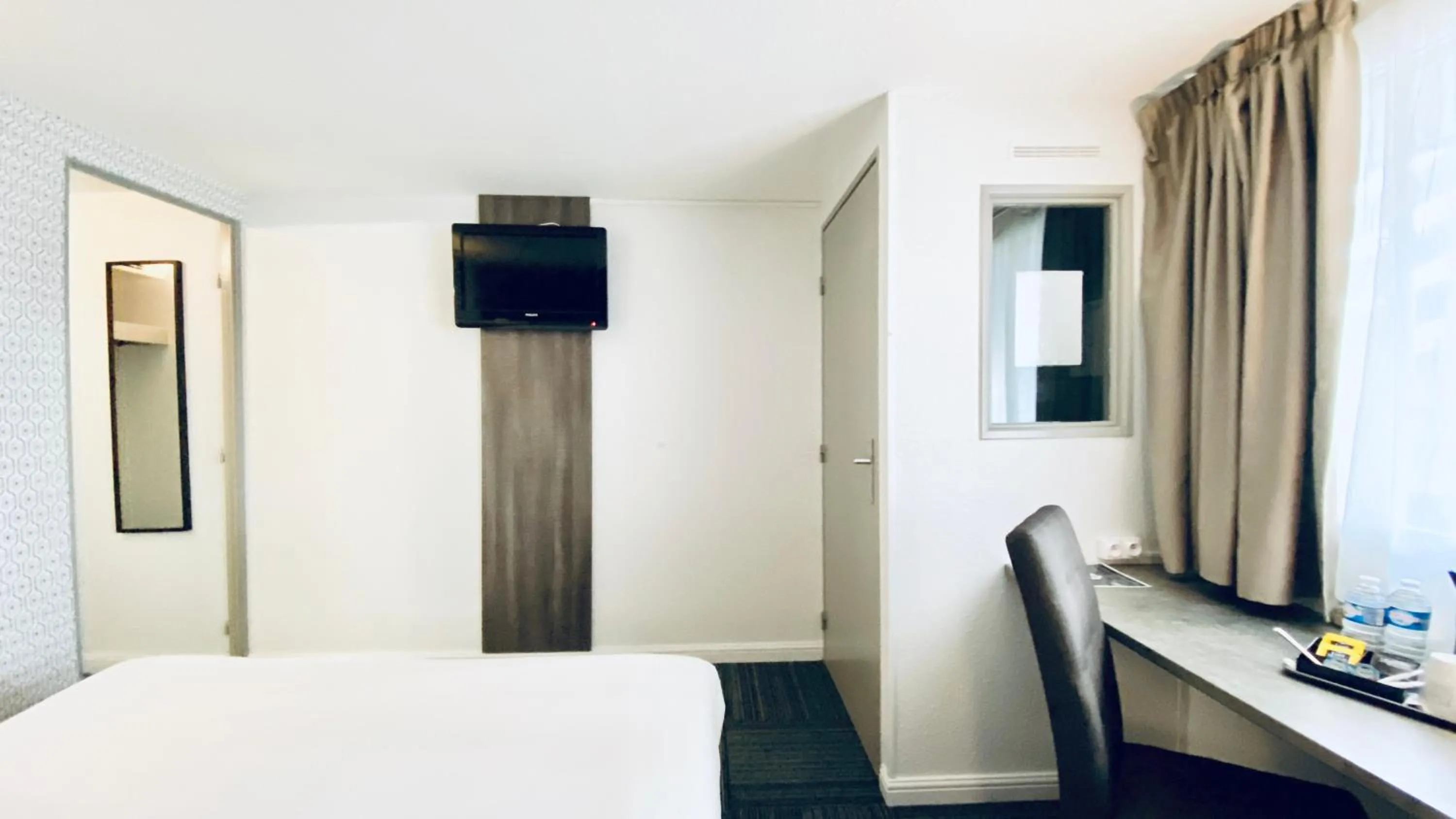 Bed in Hôtel Restaurant Kyriad de Péronne