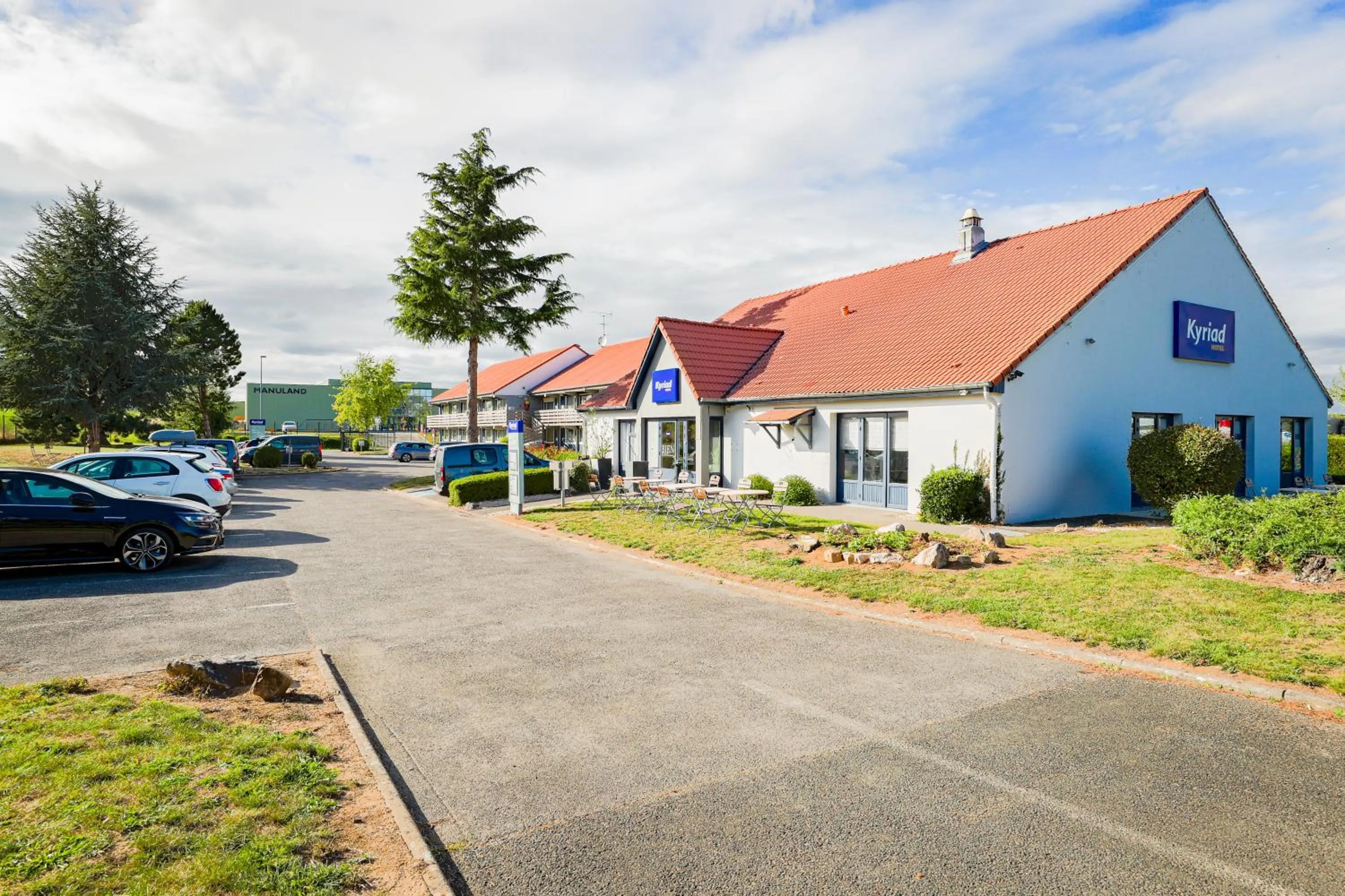 Property building in Hôtel Restaurant Kyriad de Péronne