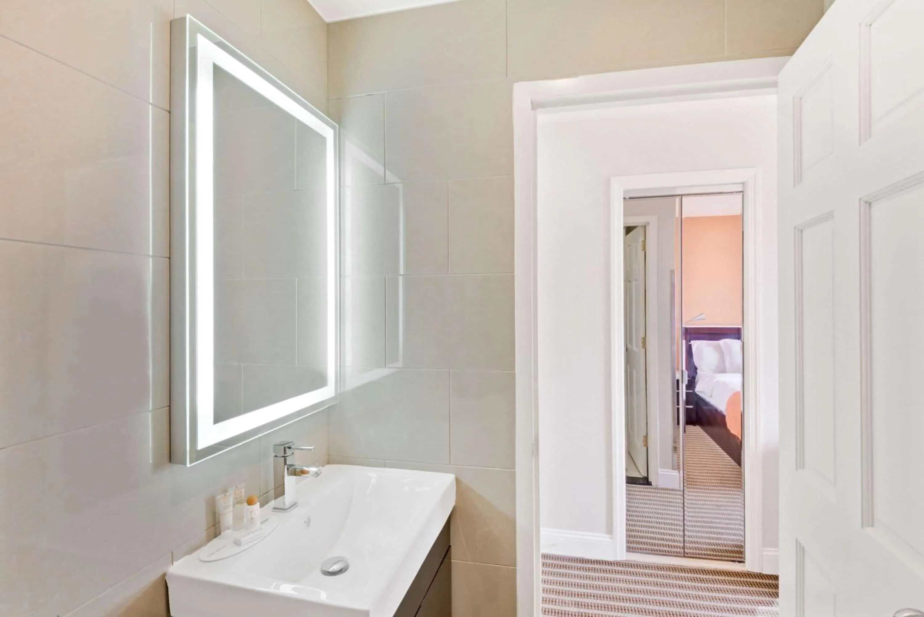 Bathroom, Bed in Romana Hotel - NYC