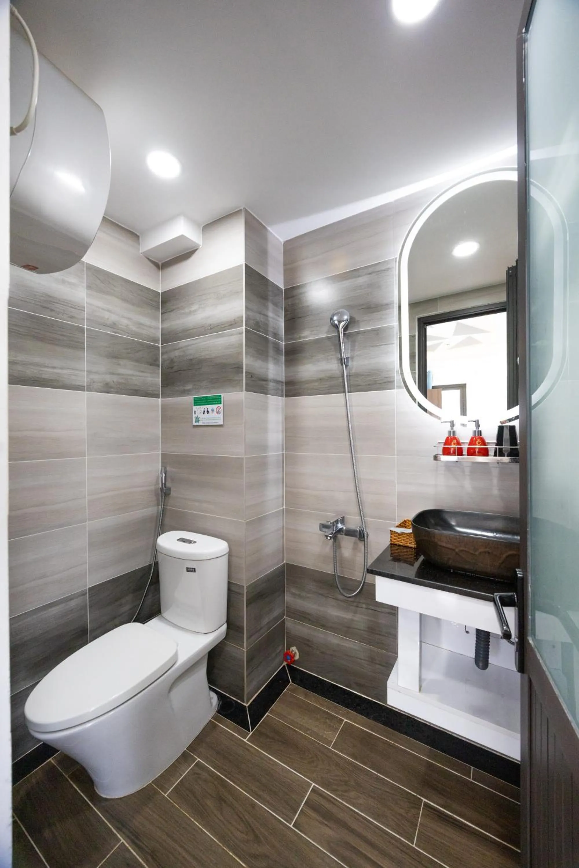 Toilet in Cherry Hotel 2 Da Lat