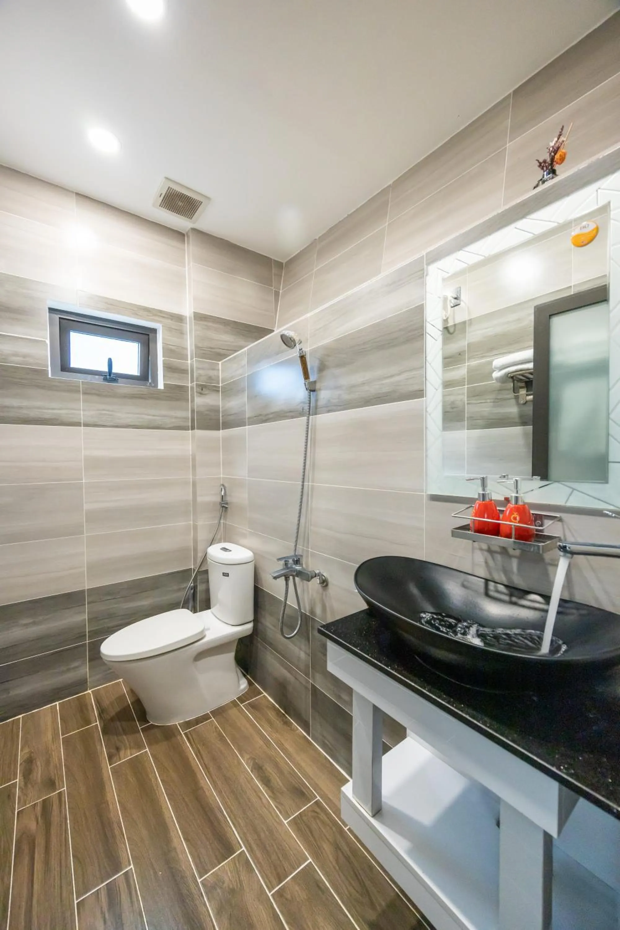 Toilet in Cherry Hotel 2 Da Lat