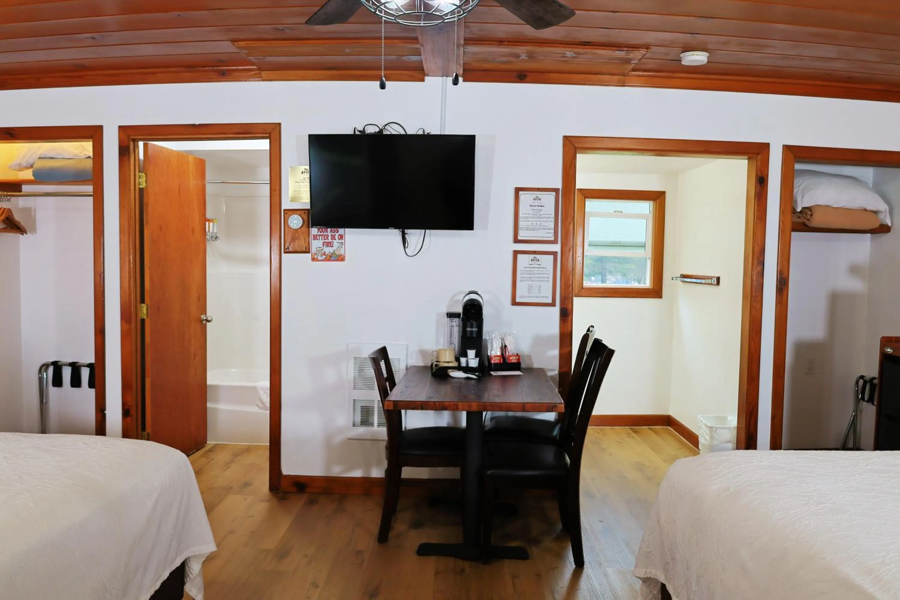 Dining area, Bed in Park Motel and Cabins