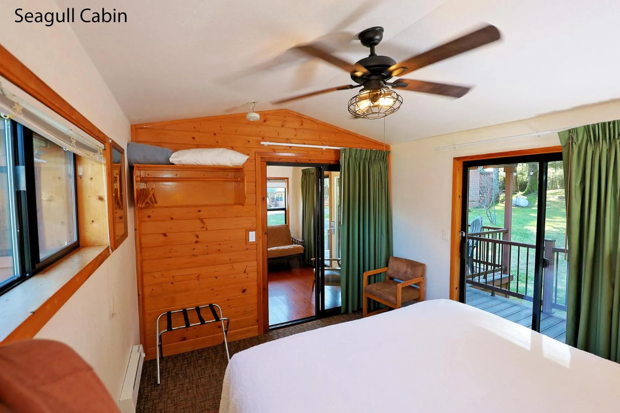 Bed in Park Motel and Cabins