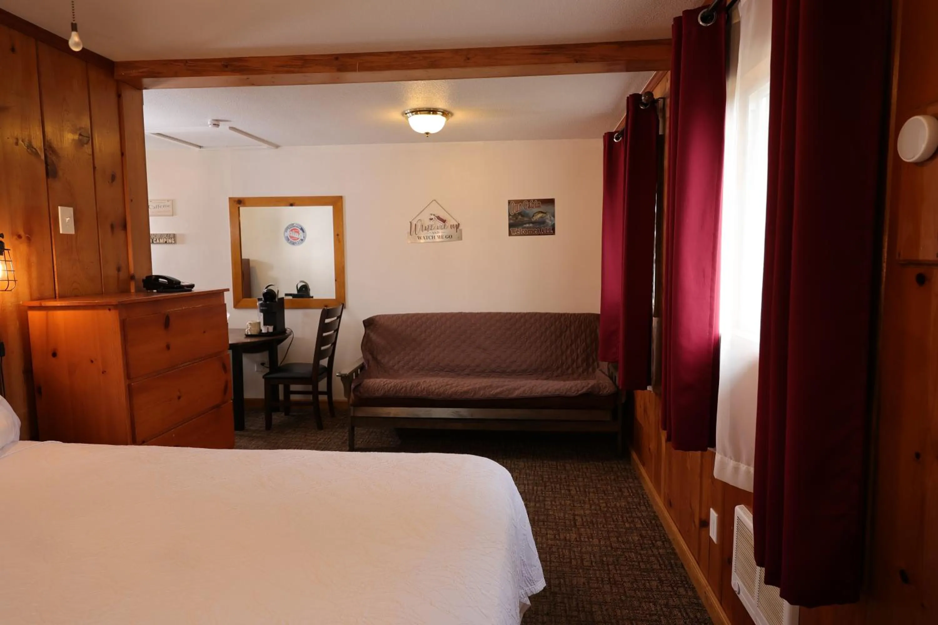 Bed in Park Motel and Cabins