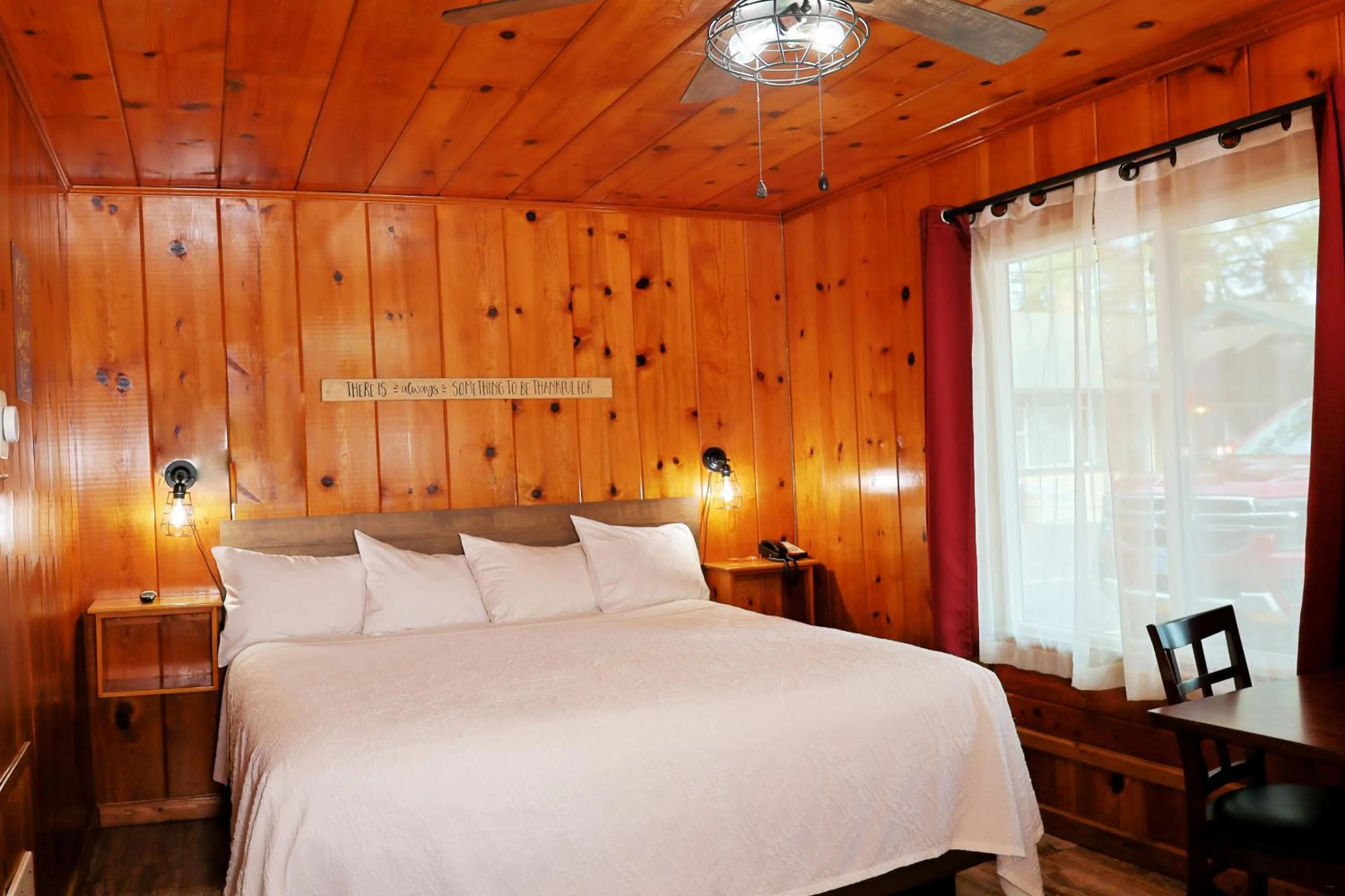 Bed in Park Motel and Cabins