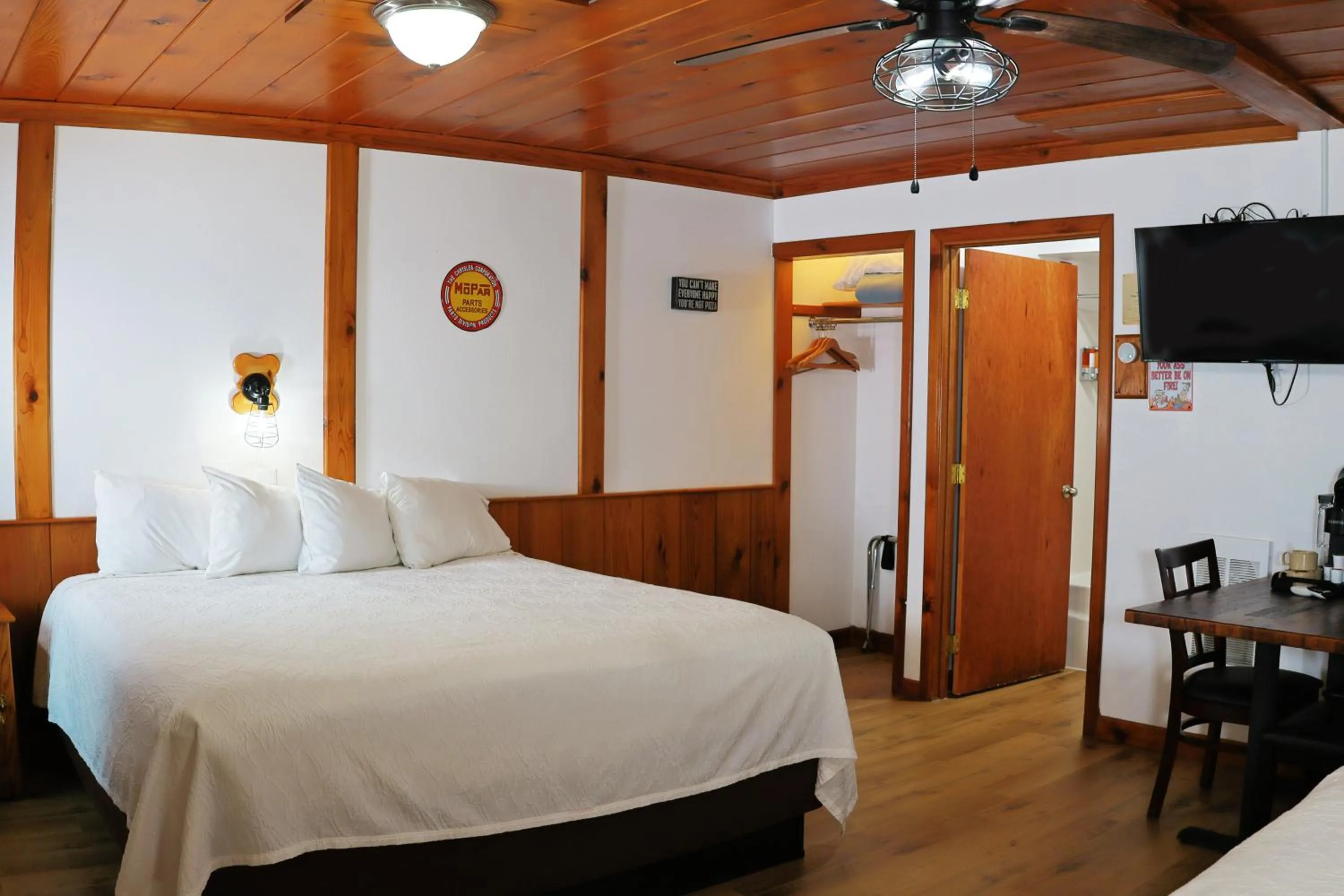 TV and multimedia, Bed in Park Motel and Cabins