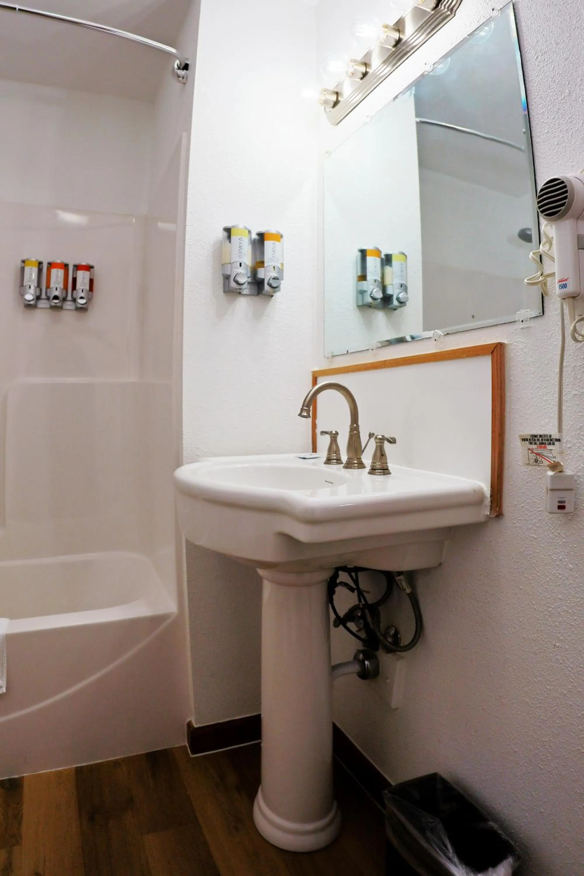 Bathroom in Park Motel and Cabins