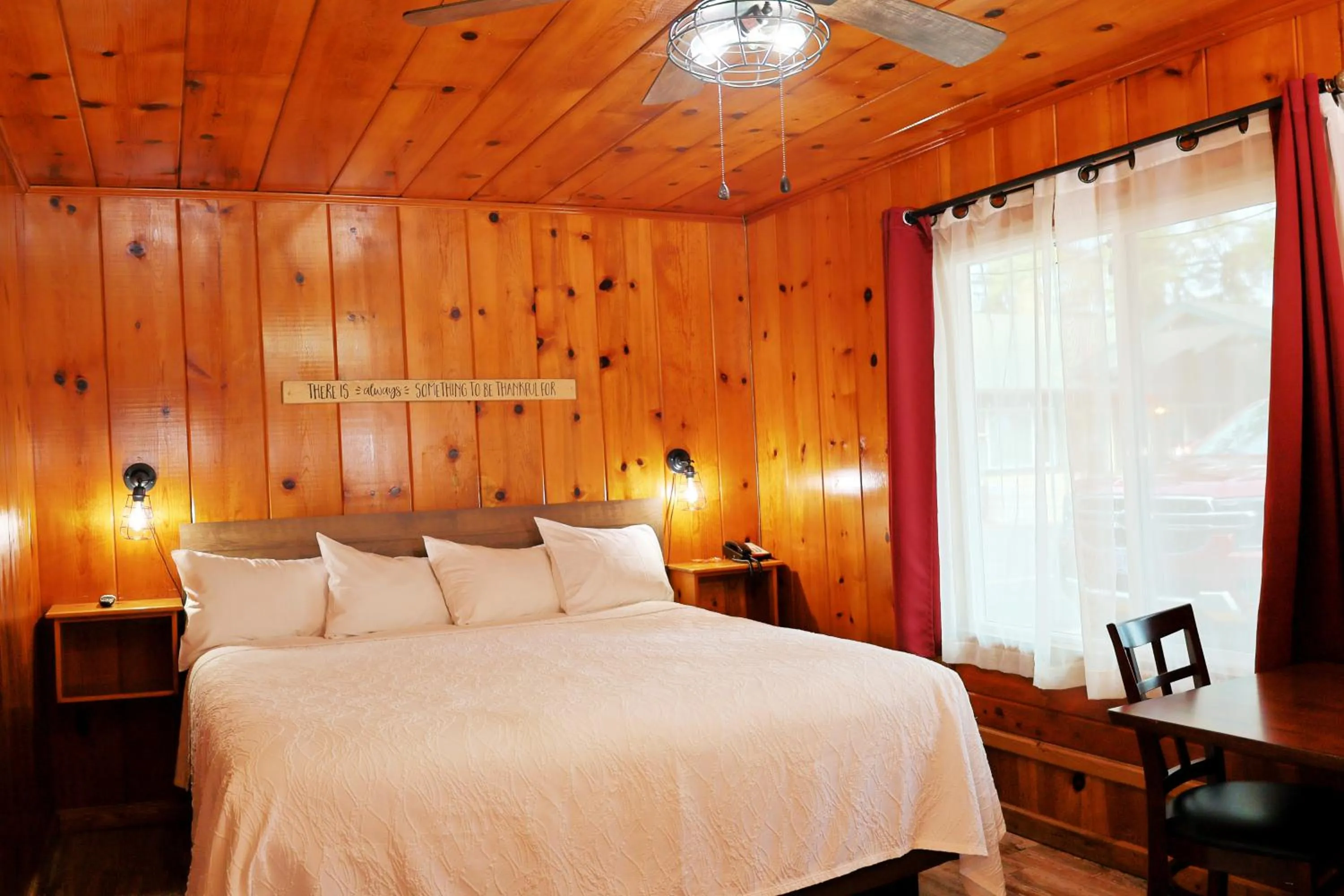 Bed in Park Motel and Cabins