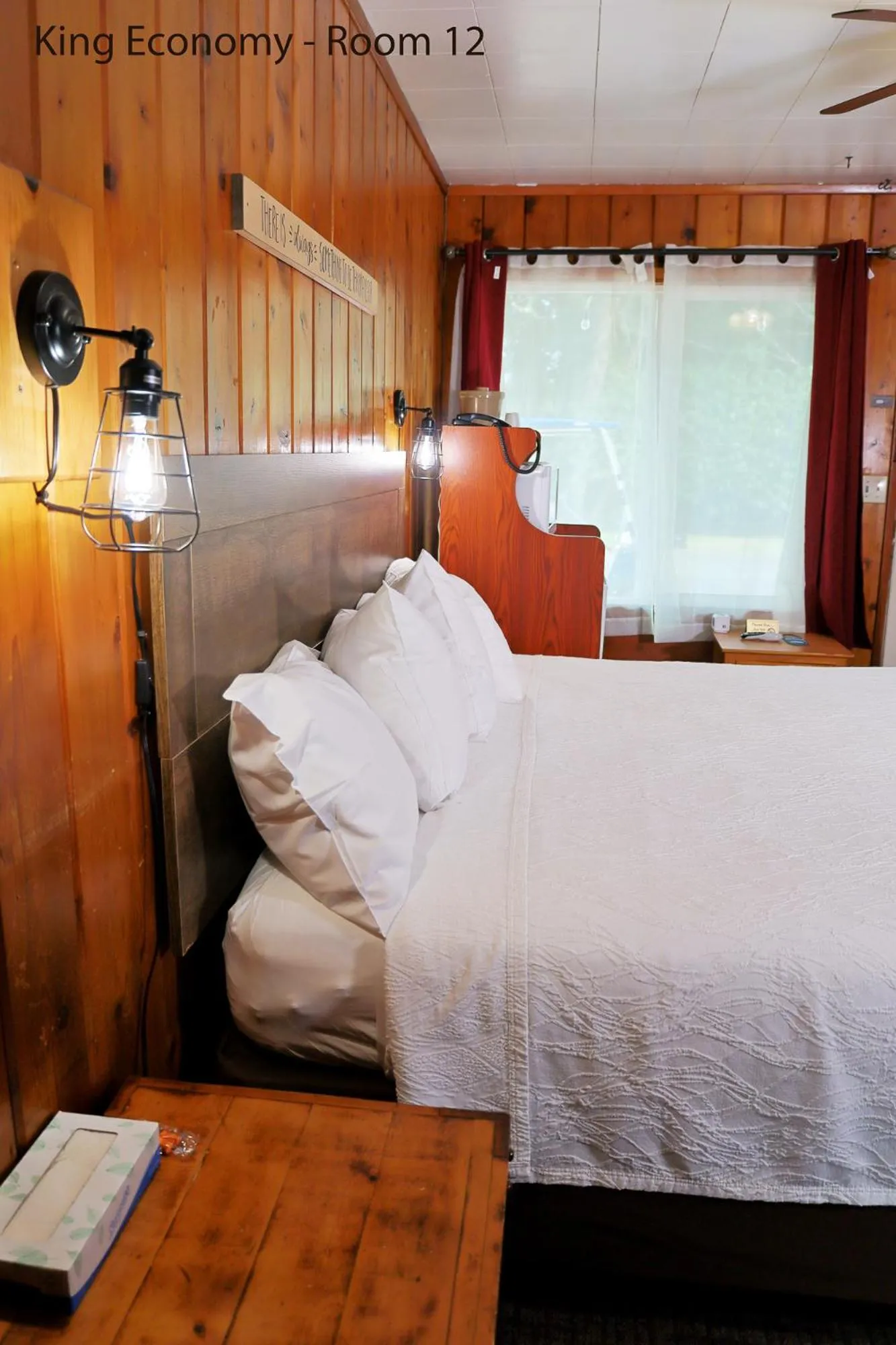 Bed in Park Motel and Cabins