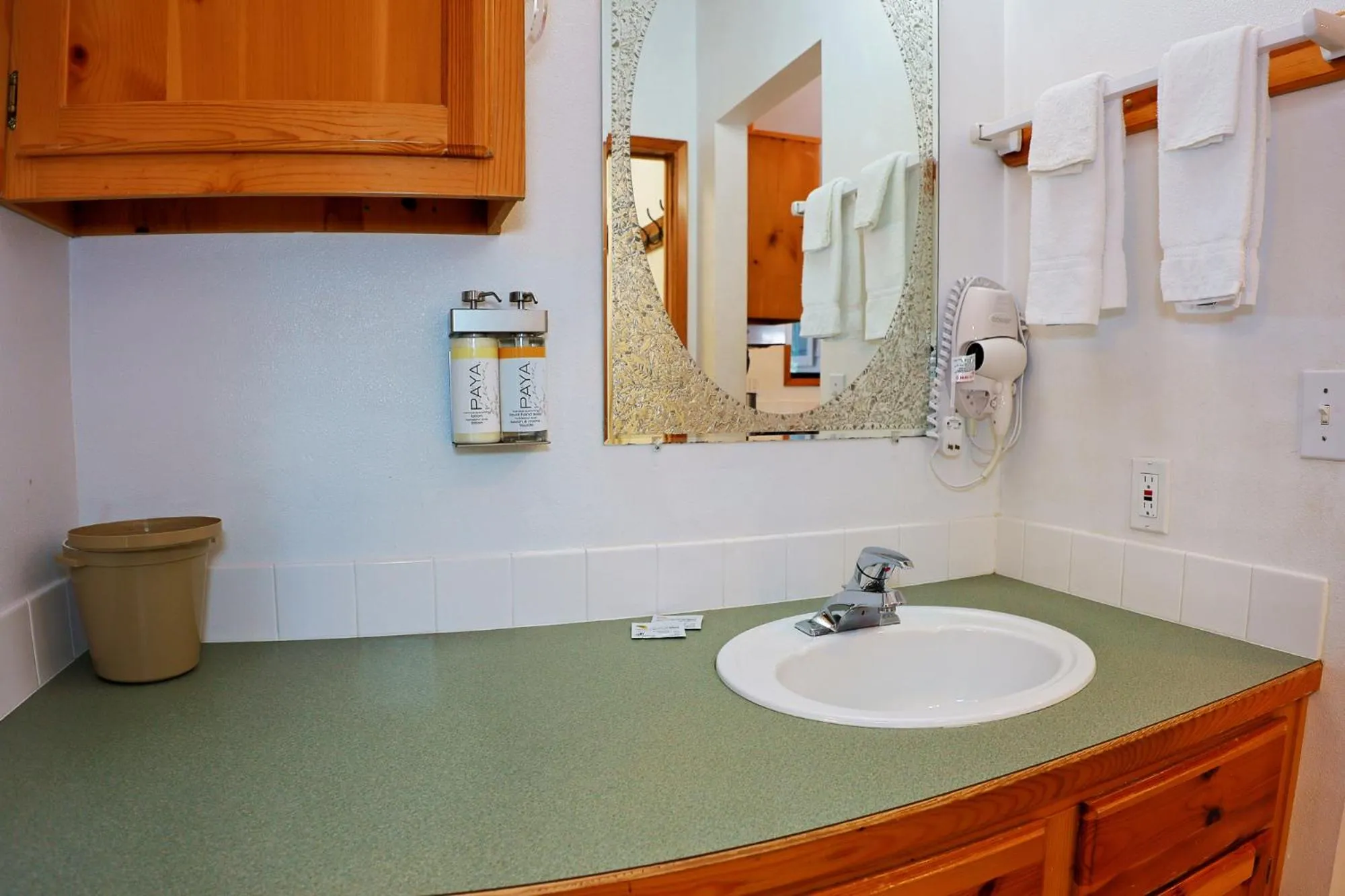 Bathroom in Park Motel and Cabins
