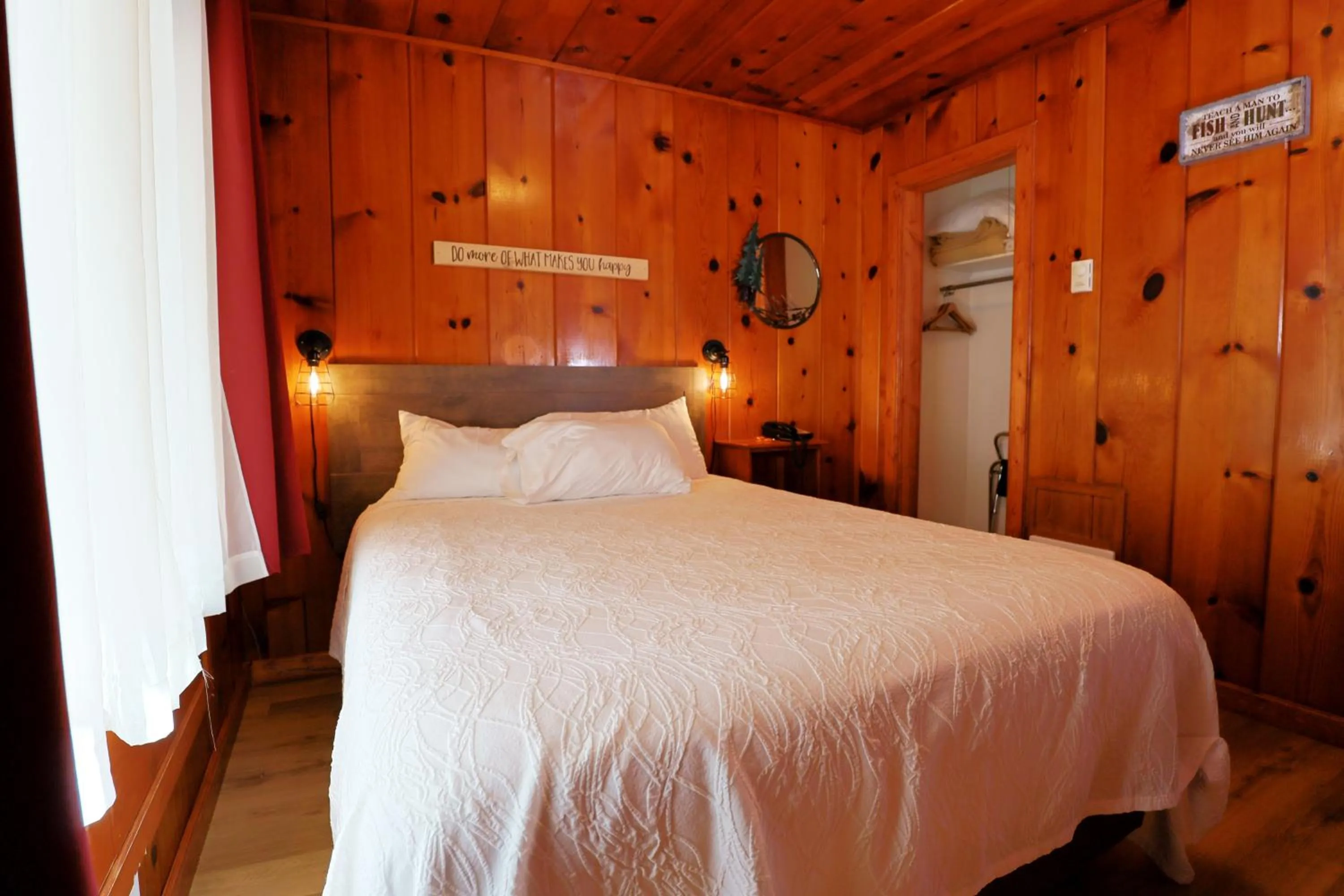 Bed in Park Motel and Cabins
