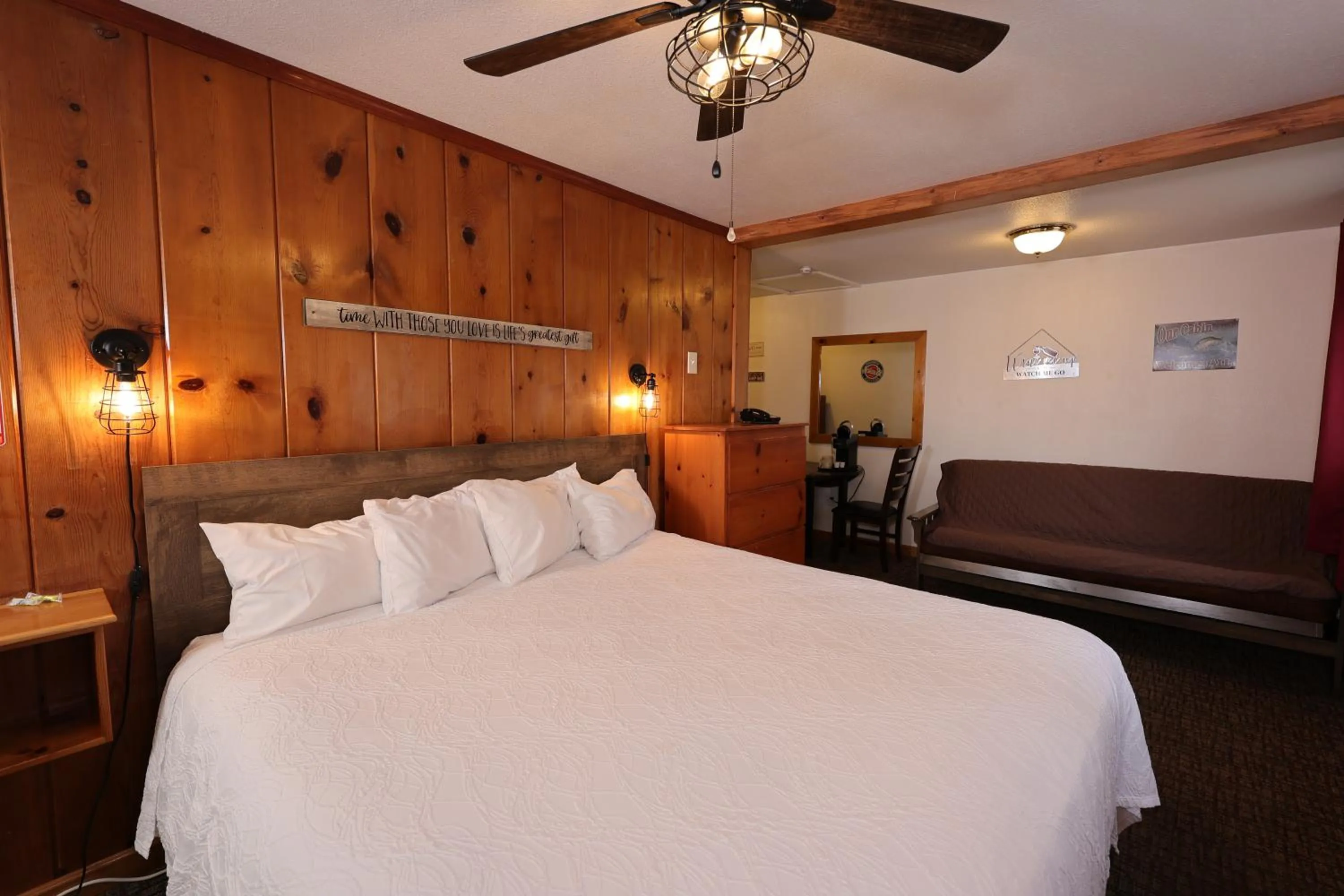 Bed in Park Motel and Cabins