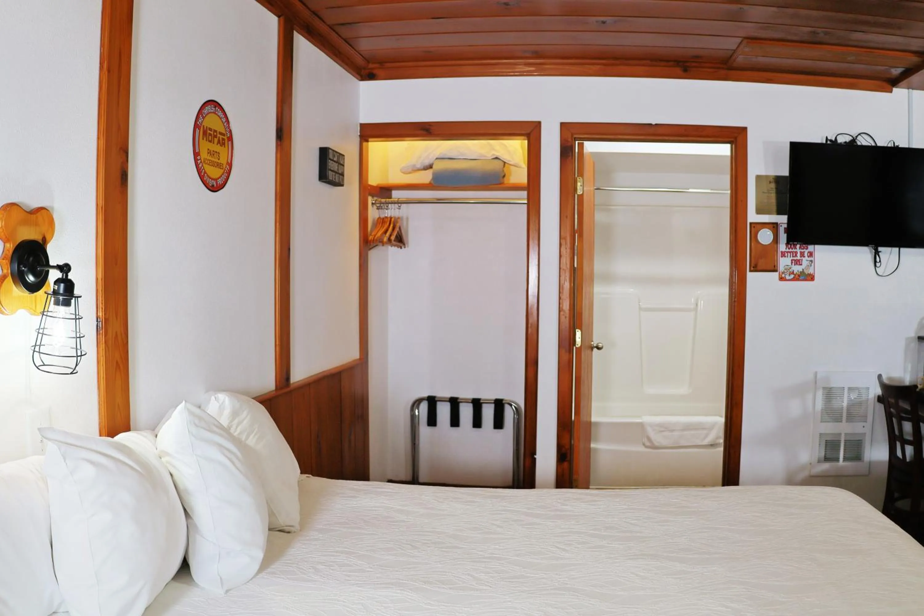 Bed in Park Motel and Cabins