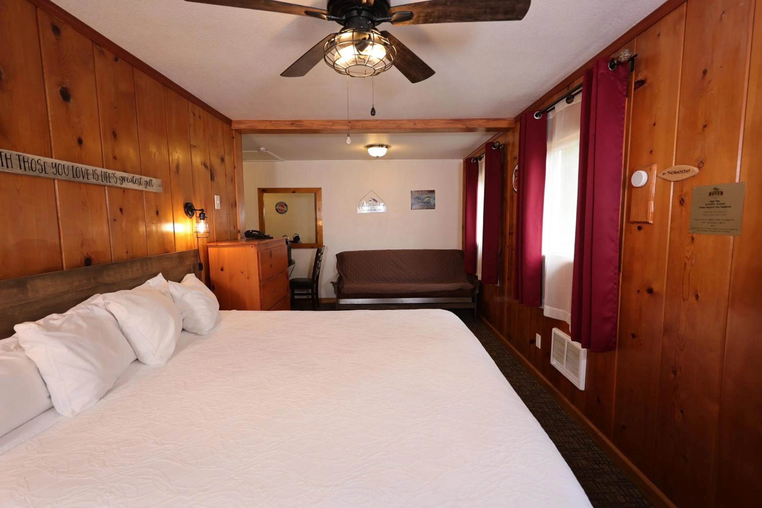Bed in Park Motel and Cabins
