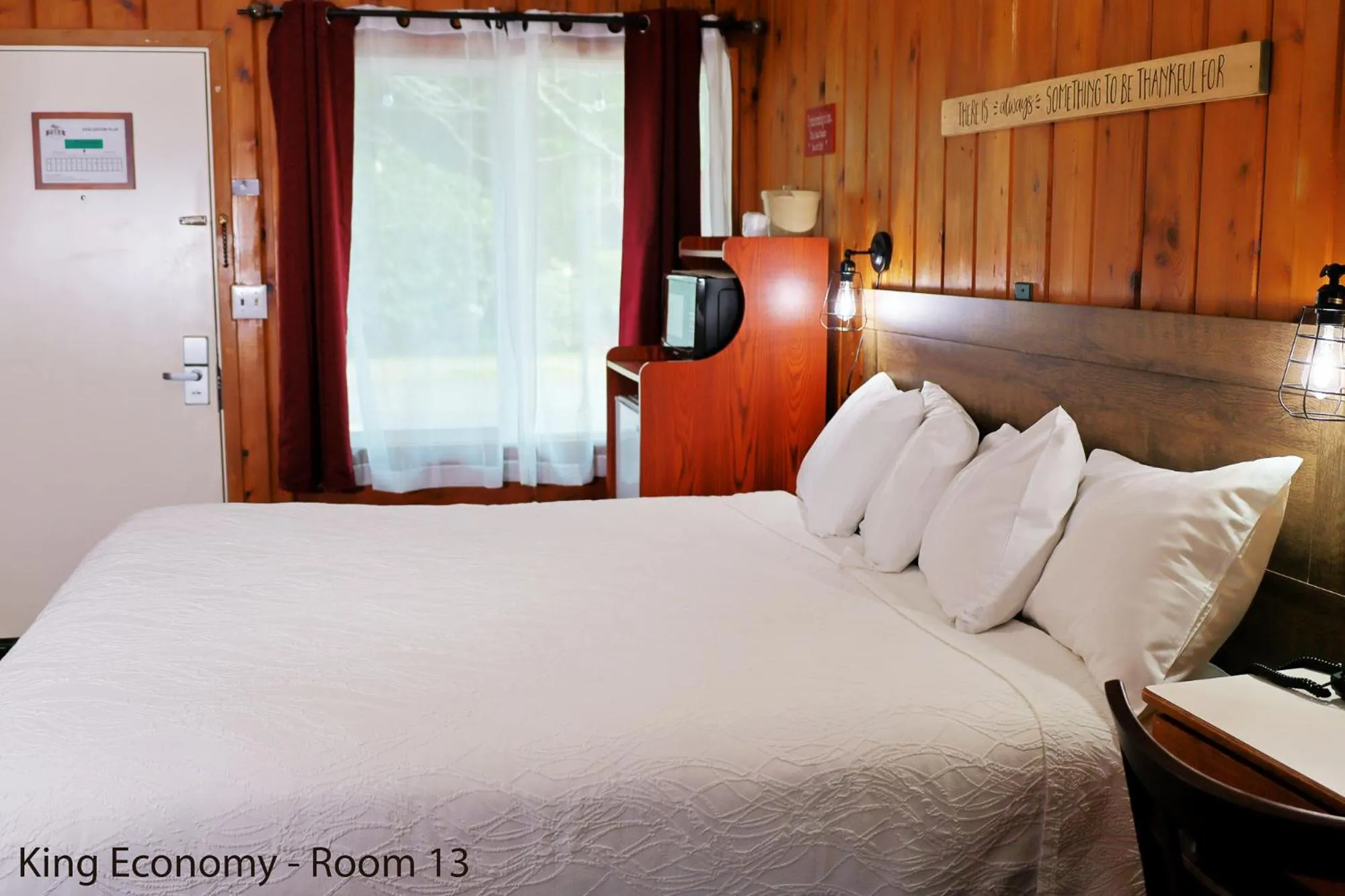 Bed in Park Motel and Cabins