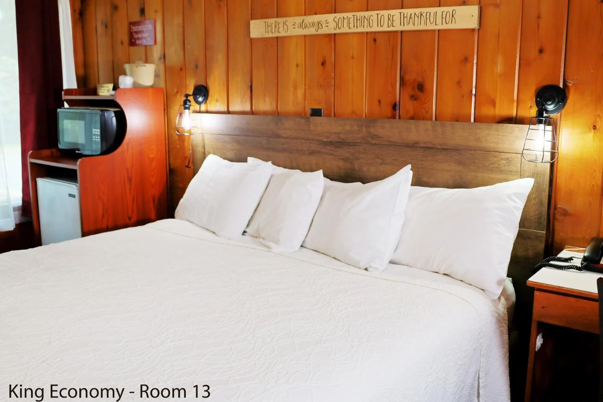 Bed in Park Motel and Cabins