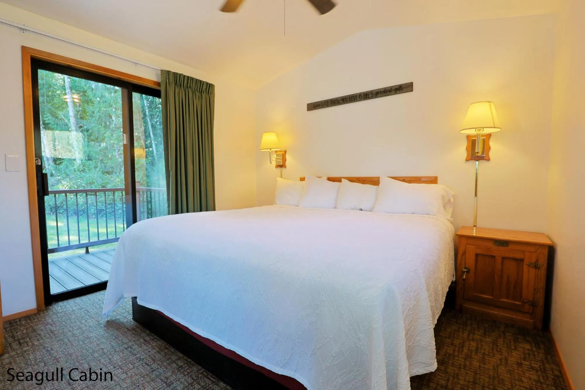 Bed in Park Motel and Cabins