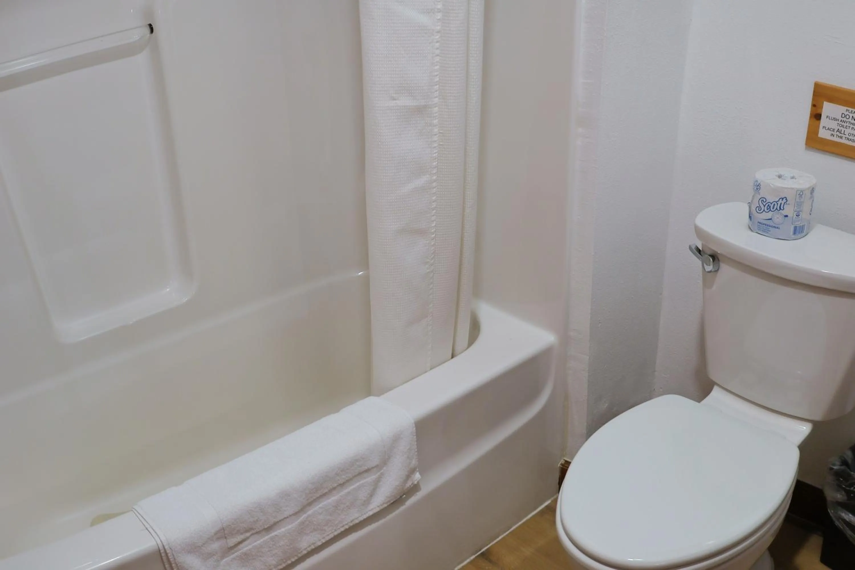 Bathroom in Park Motel and Cabins