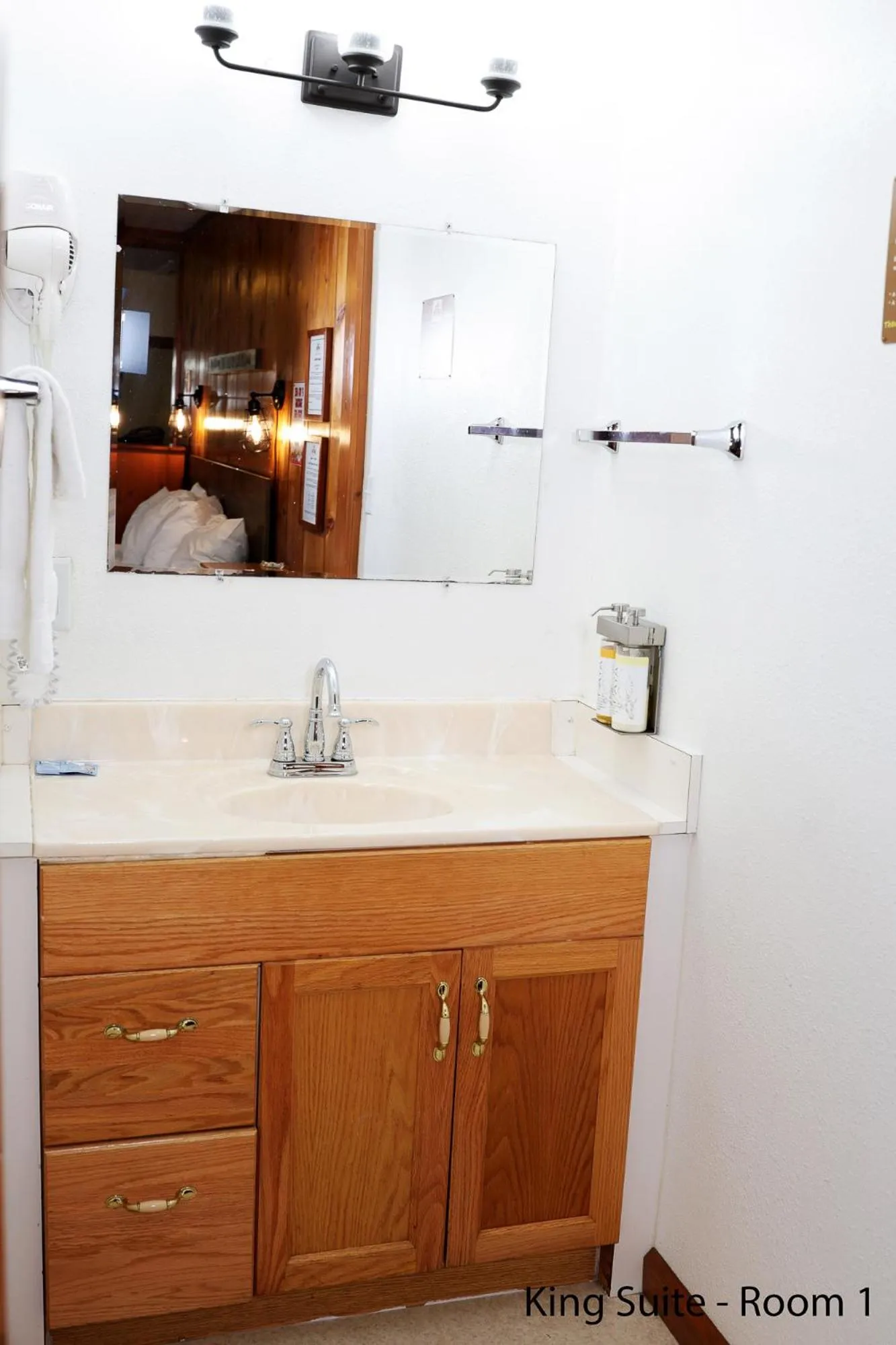 Bathroom in Park Motel and Cabins