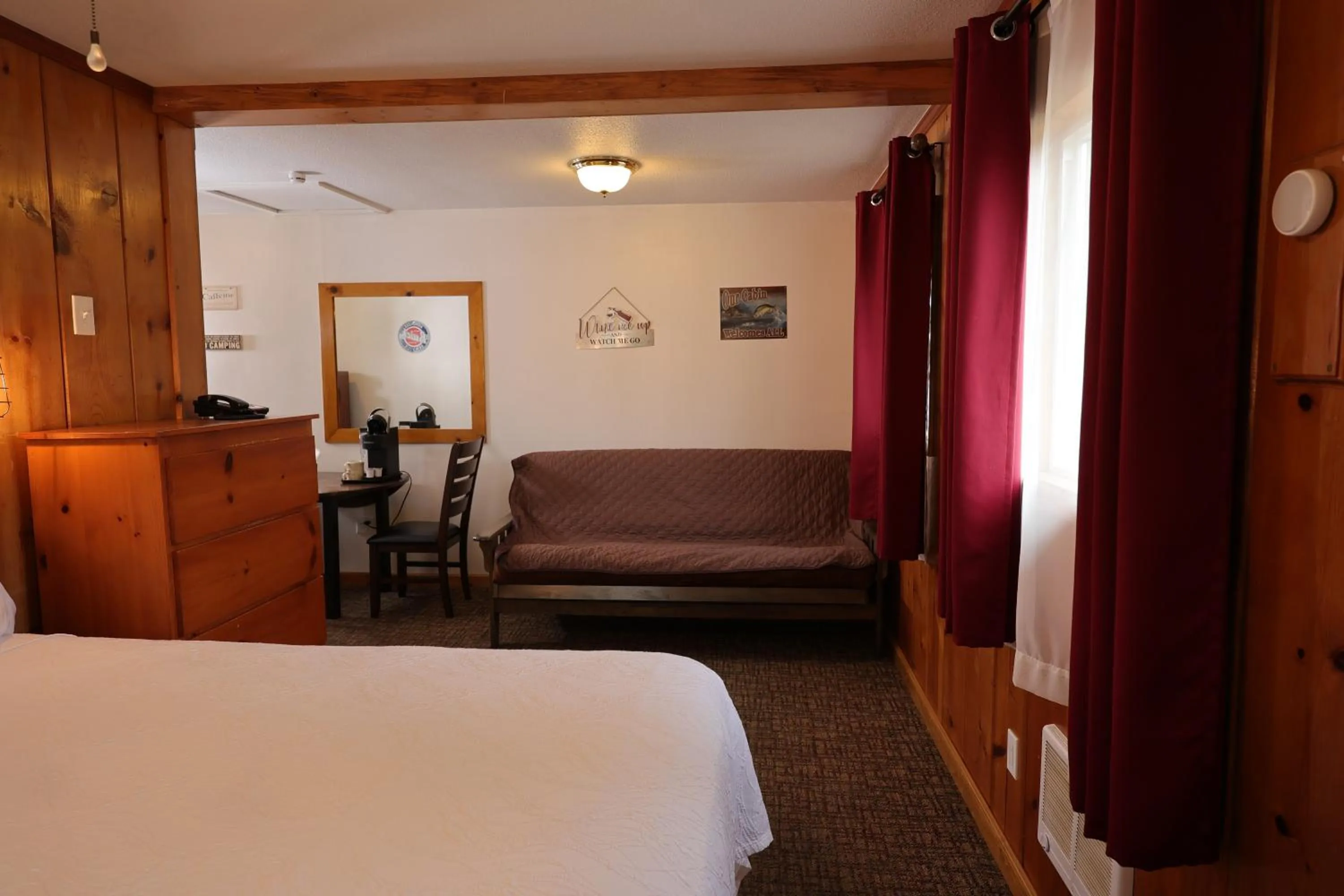 Bed in Park Motel and Cabins