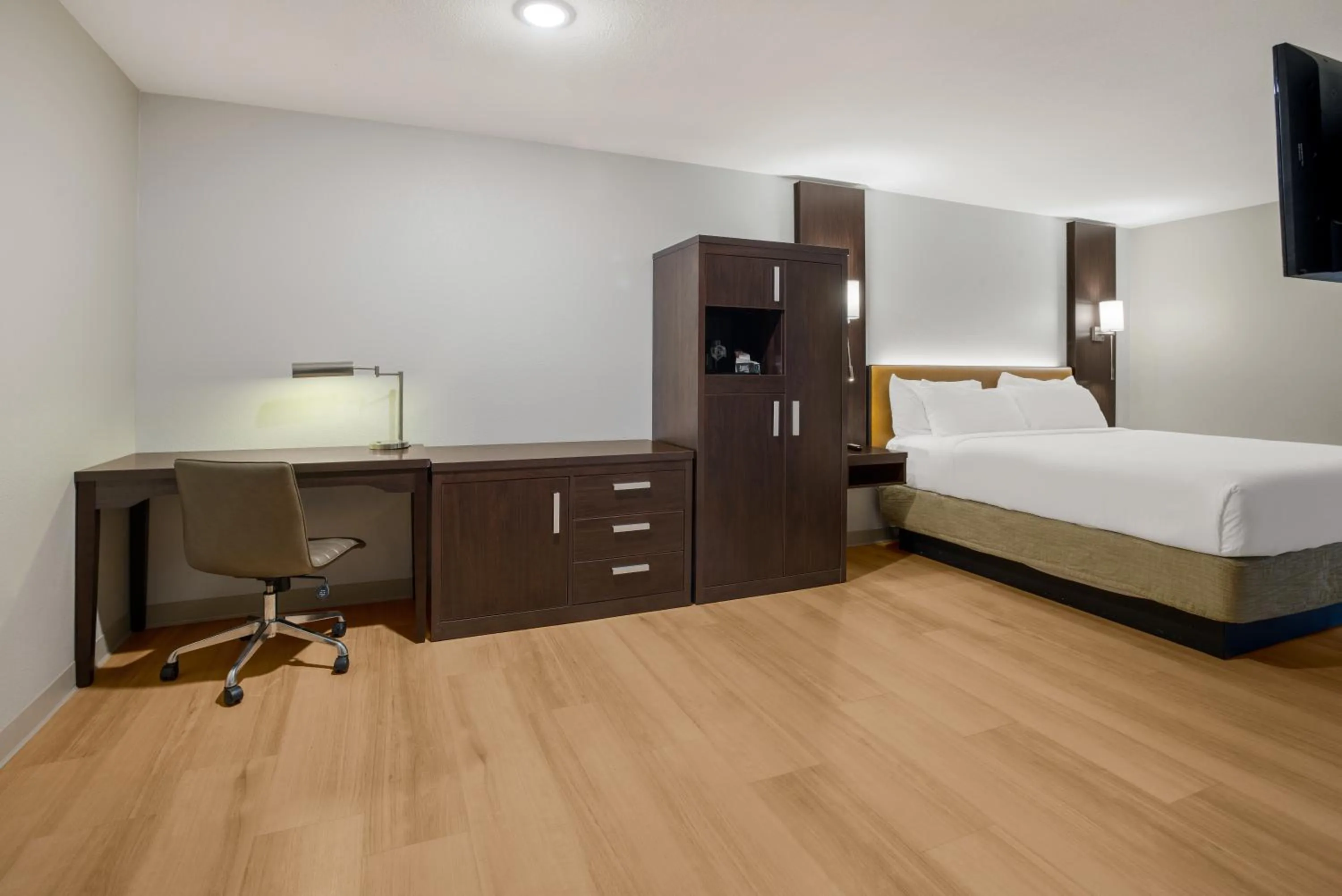 Seating area, Bed in The Marco Hotel Lake Charles