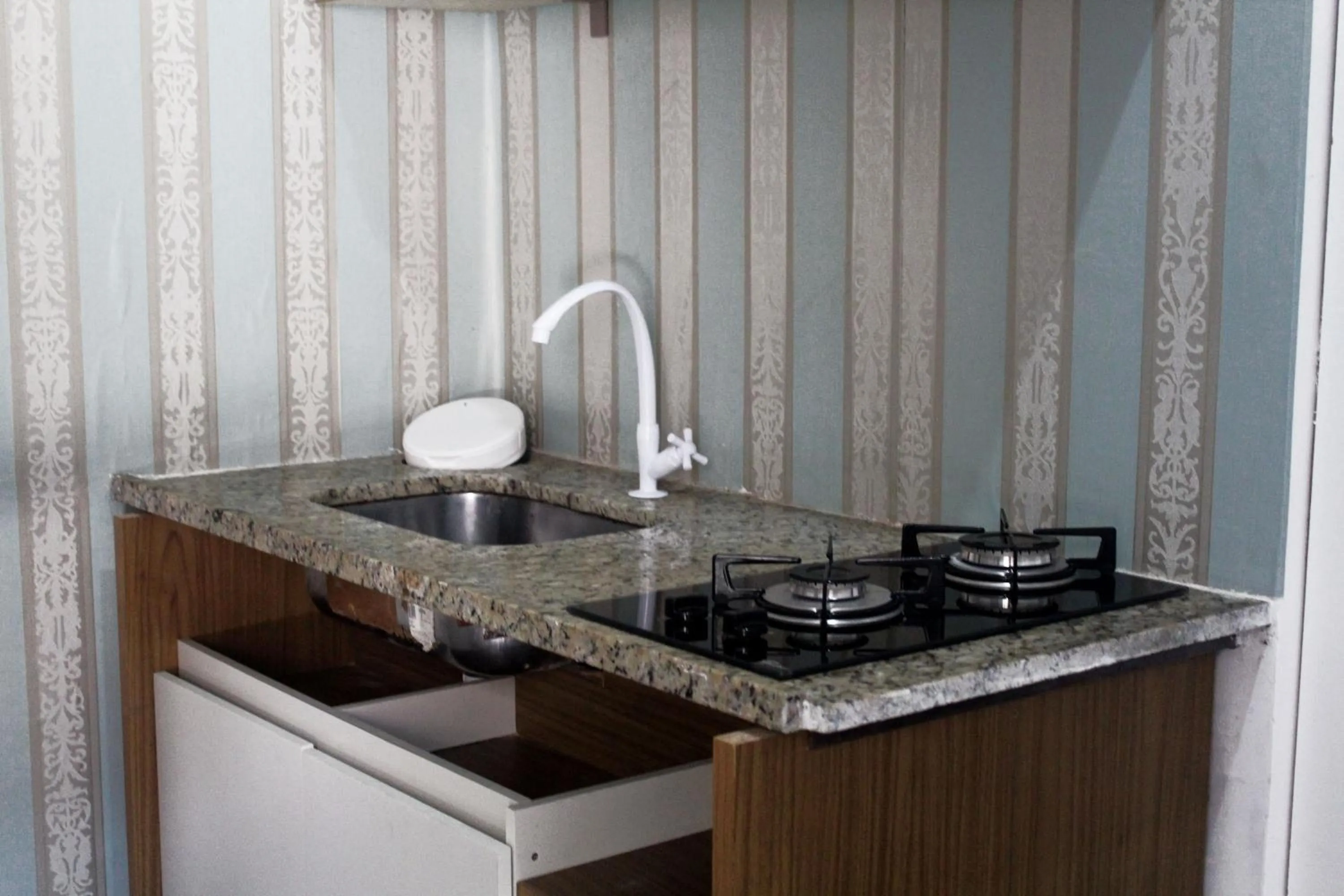 Kitchen or kitchenette in OYO Hotel Tbs