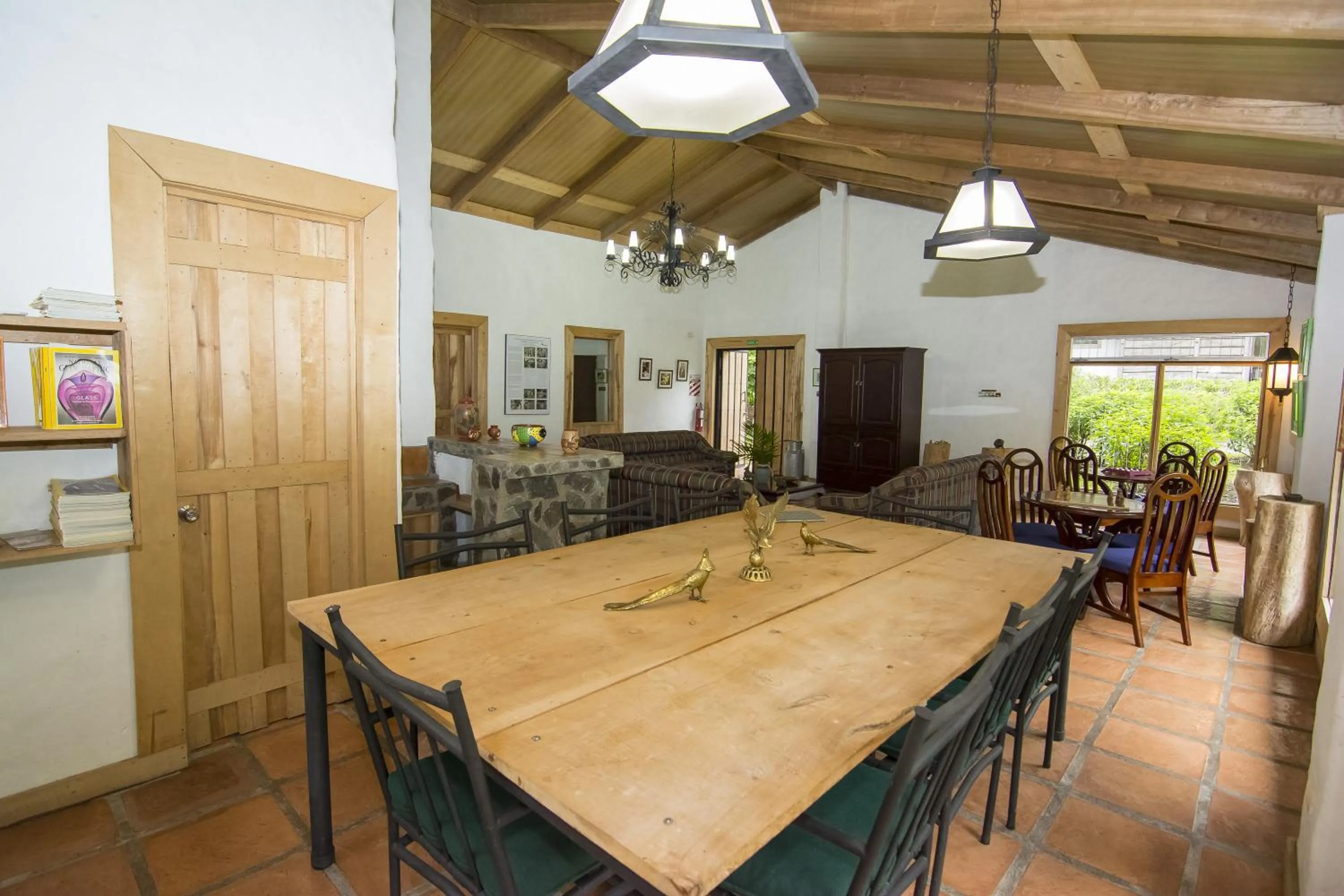 Communal lounge/ TV room in Bosque de Paz Reserva Biologica