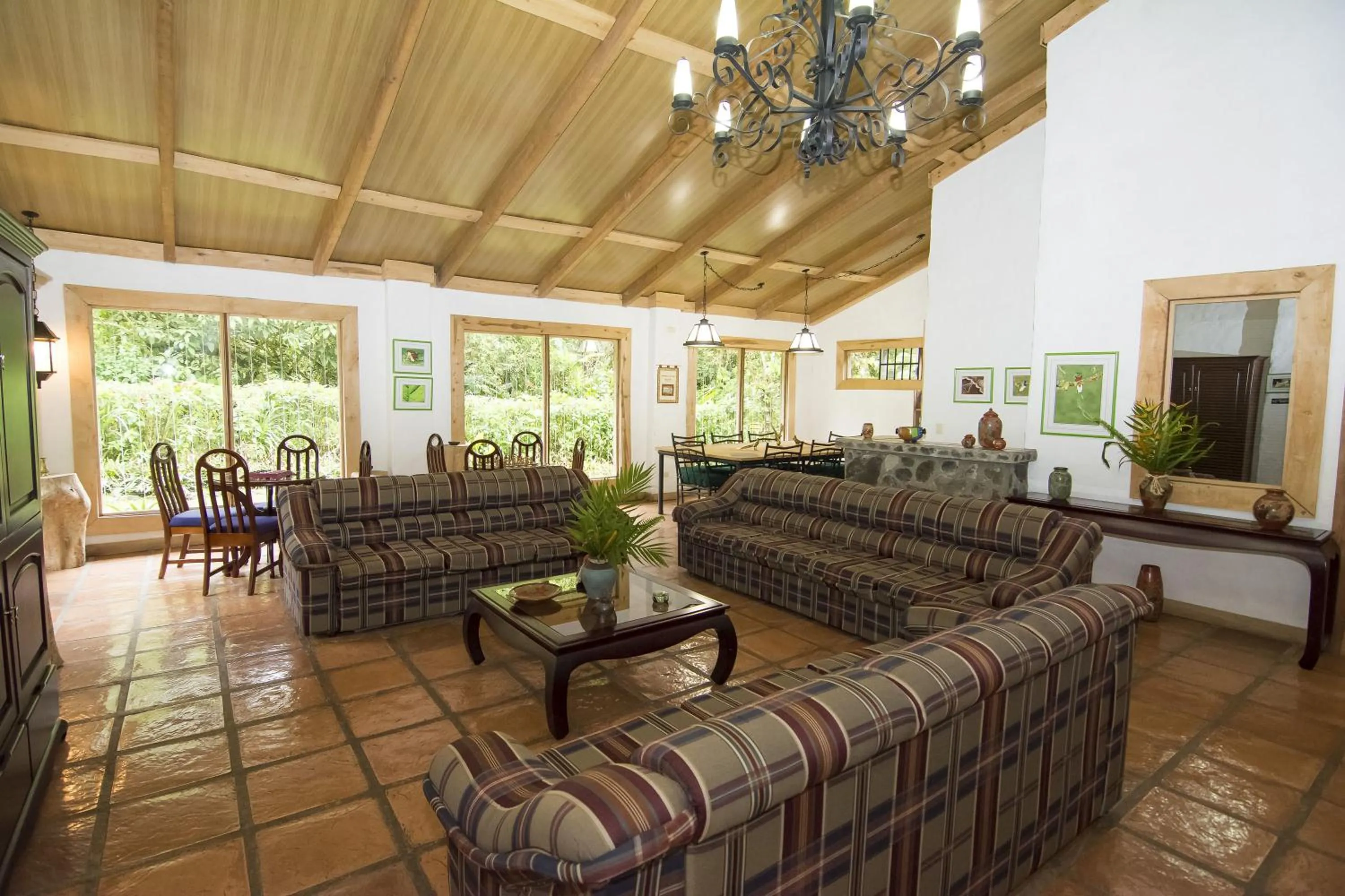 Communal lounge/ TV room in Bosque de Paz Reserva Biologica