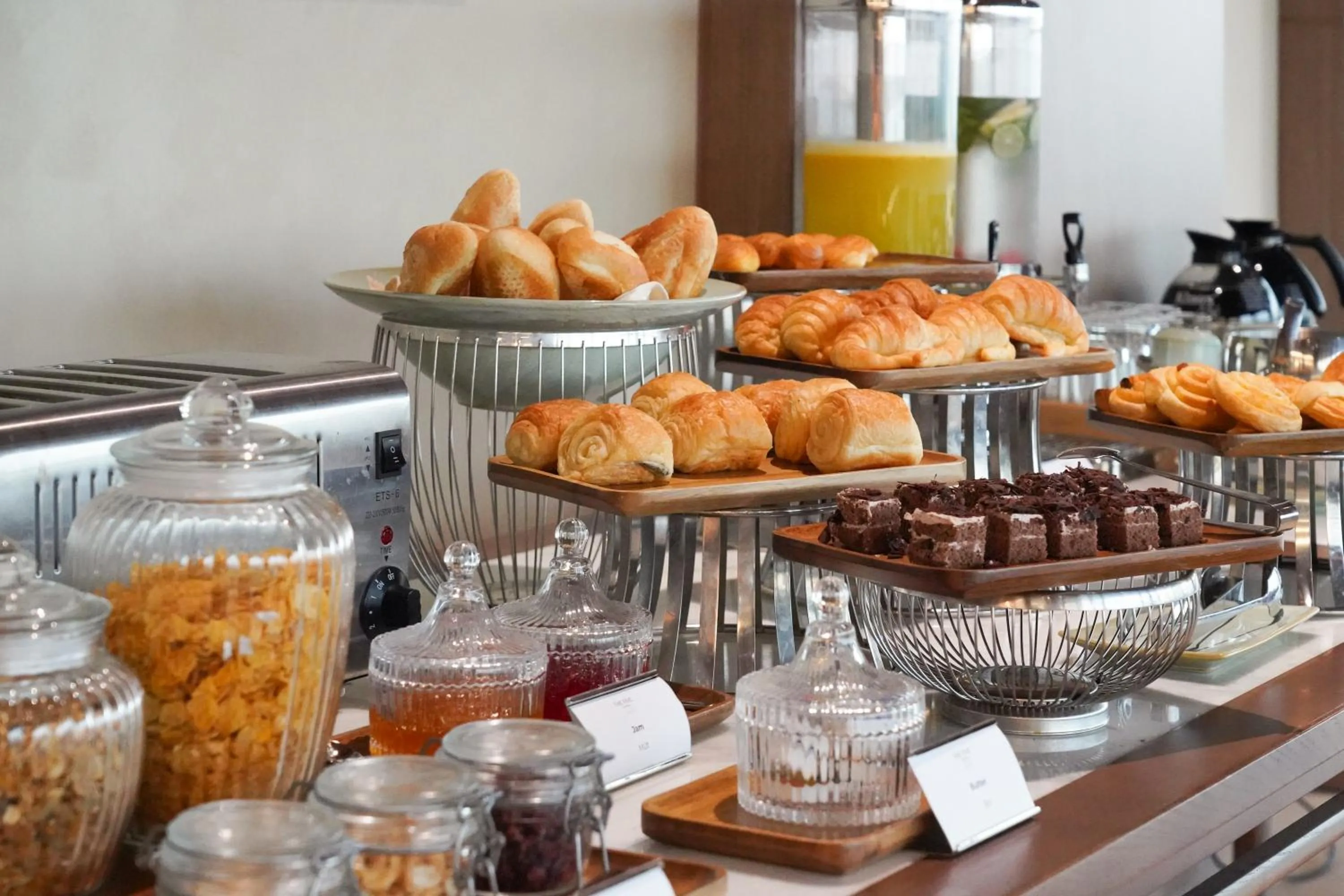 Restaurant/places to eat in The Five Suites Lilas