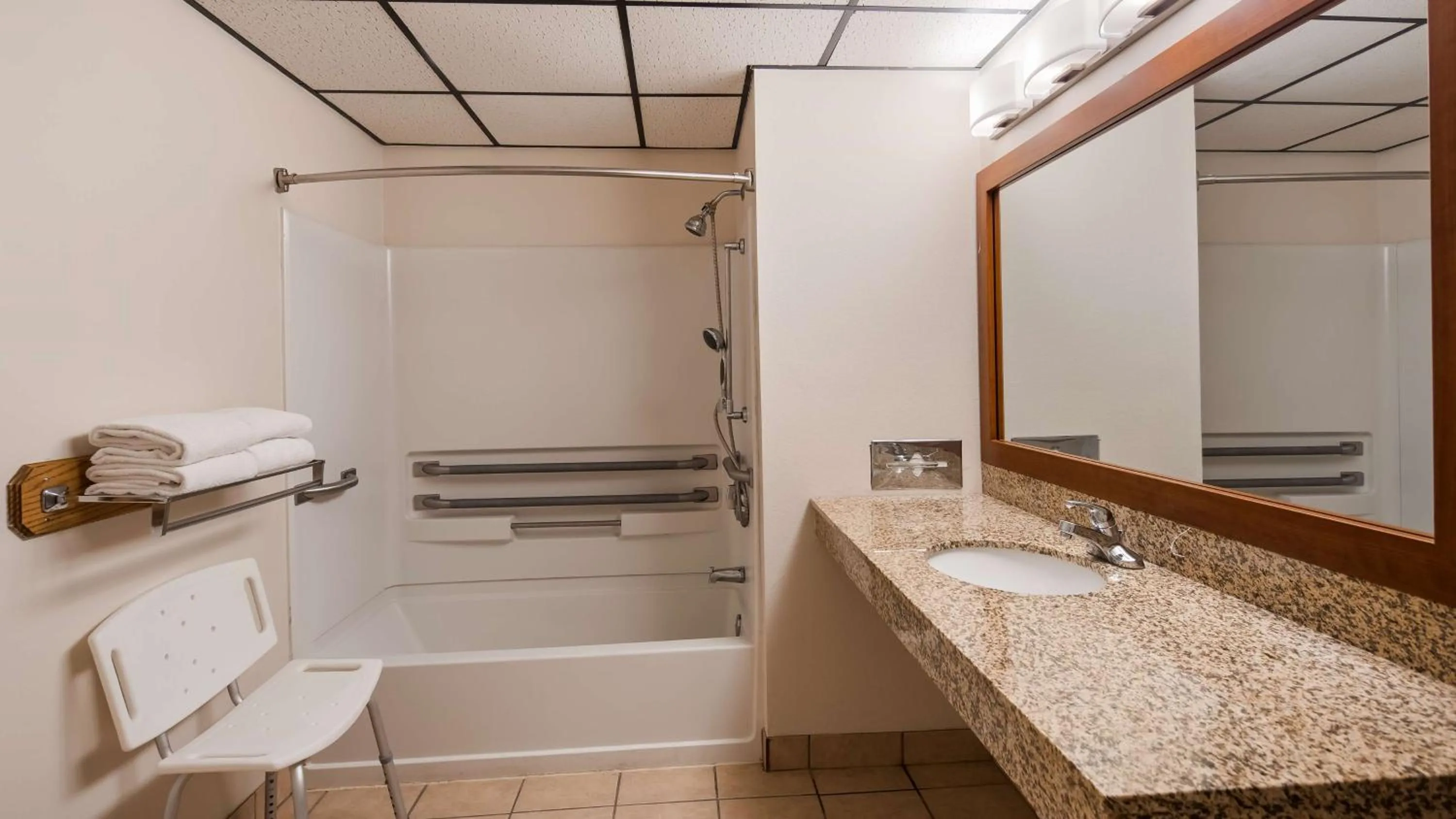 Bathroom in Best Western Buffalo Ridge Inn Near Mt Rushmore