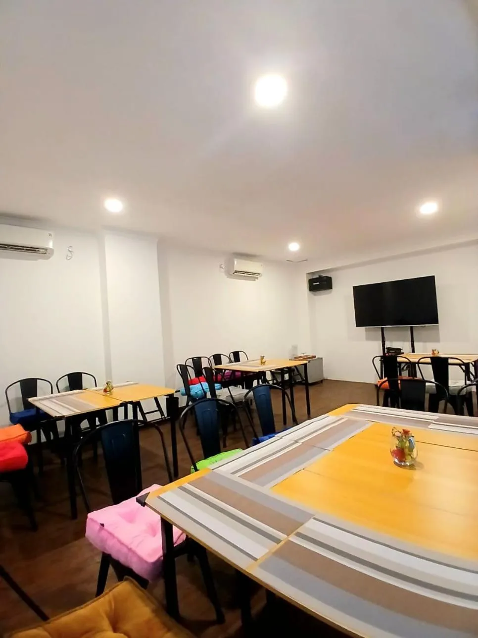 Communal lounge/ TV room in Nunia Tamansari Hotel