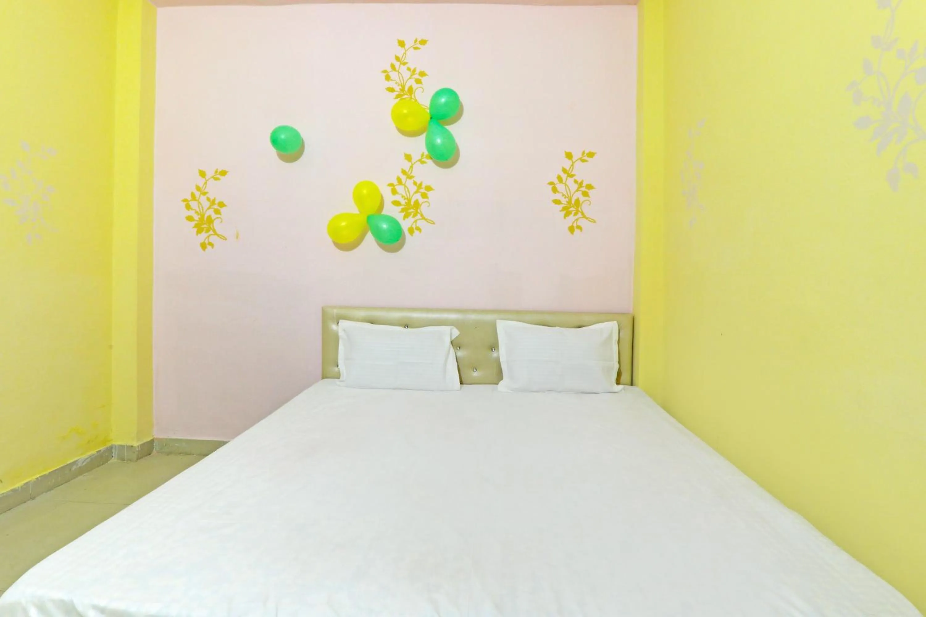 Bedroom, Bed in Hotel O Golden Grand