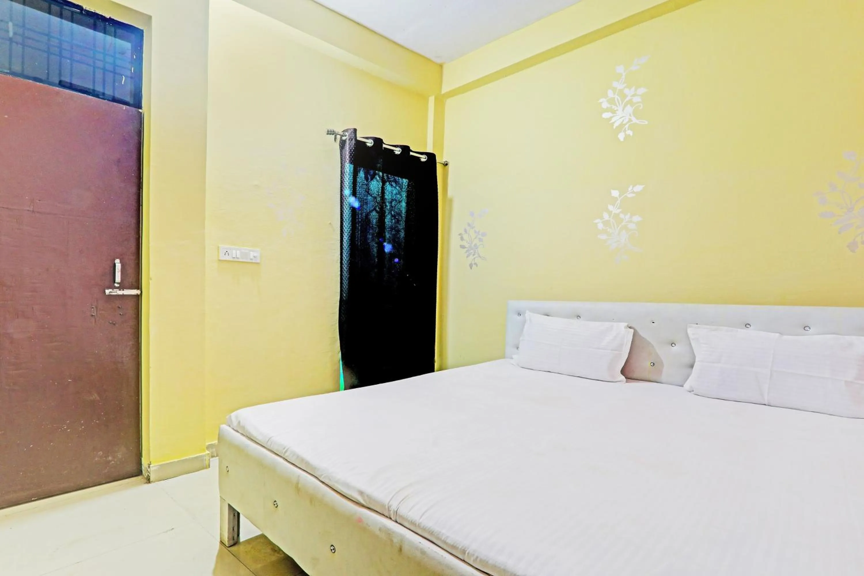 Bedroom, Bed in Hotel O Golden Grand